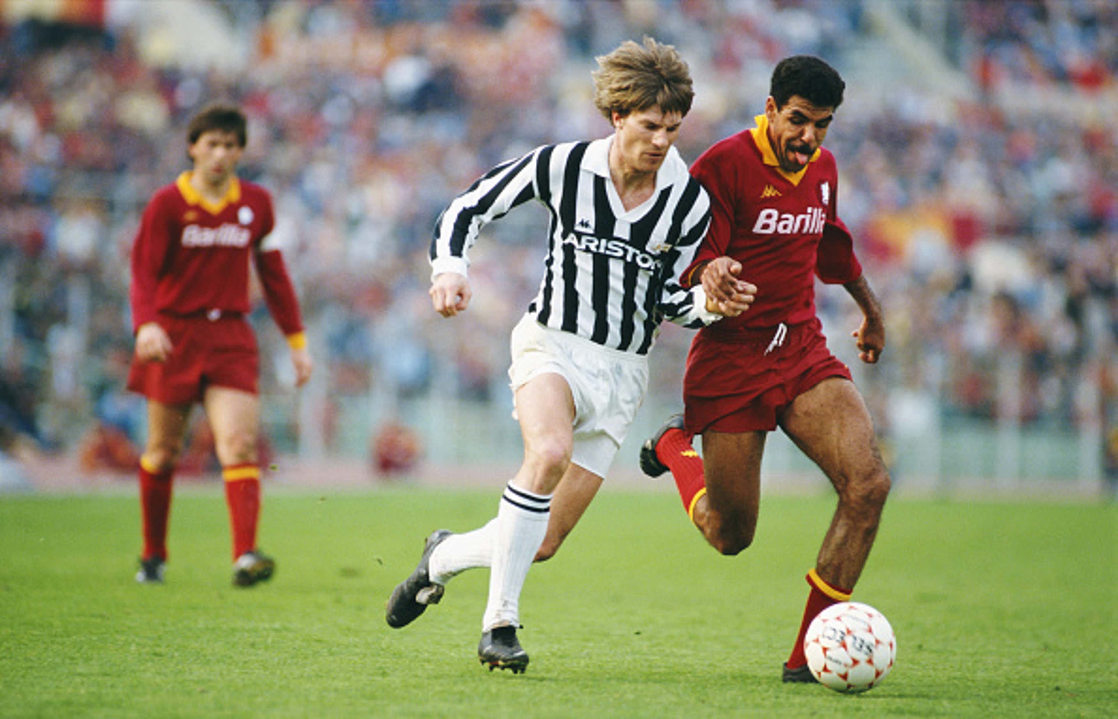 Michael Laudrup (l) tussles with AS Roma defender Toninho Cerezo