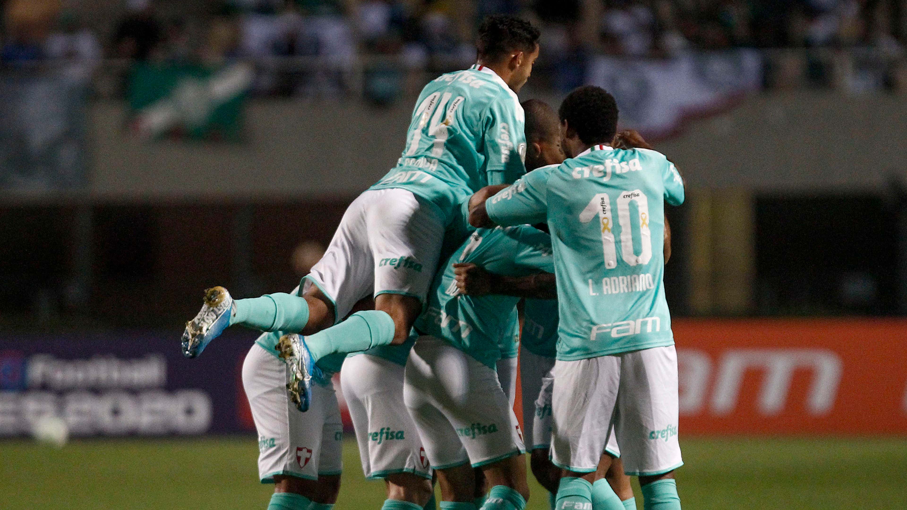 Palmeiras goleia o CSA por 6 a 2 no Pacaembu e continua na cola do
