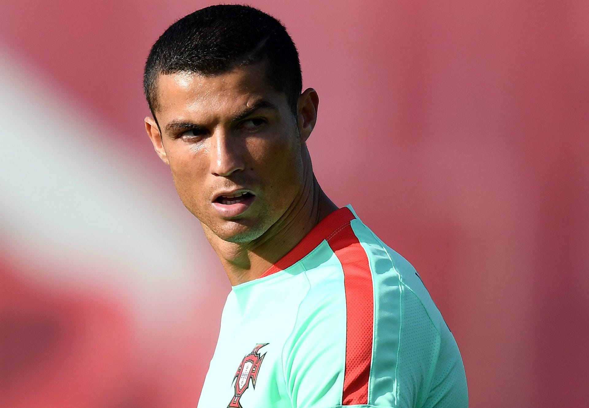 Cristiano Ronaldo: Juventus star gets new hairstyle after winning Globe  Soccer award - Legit.ng