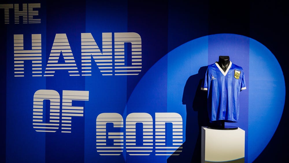 苏富比拍卖行已经收到了对这件球衣400万英镑的出价，这将使它成为有史以来最昂贵的体育纪念品
