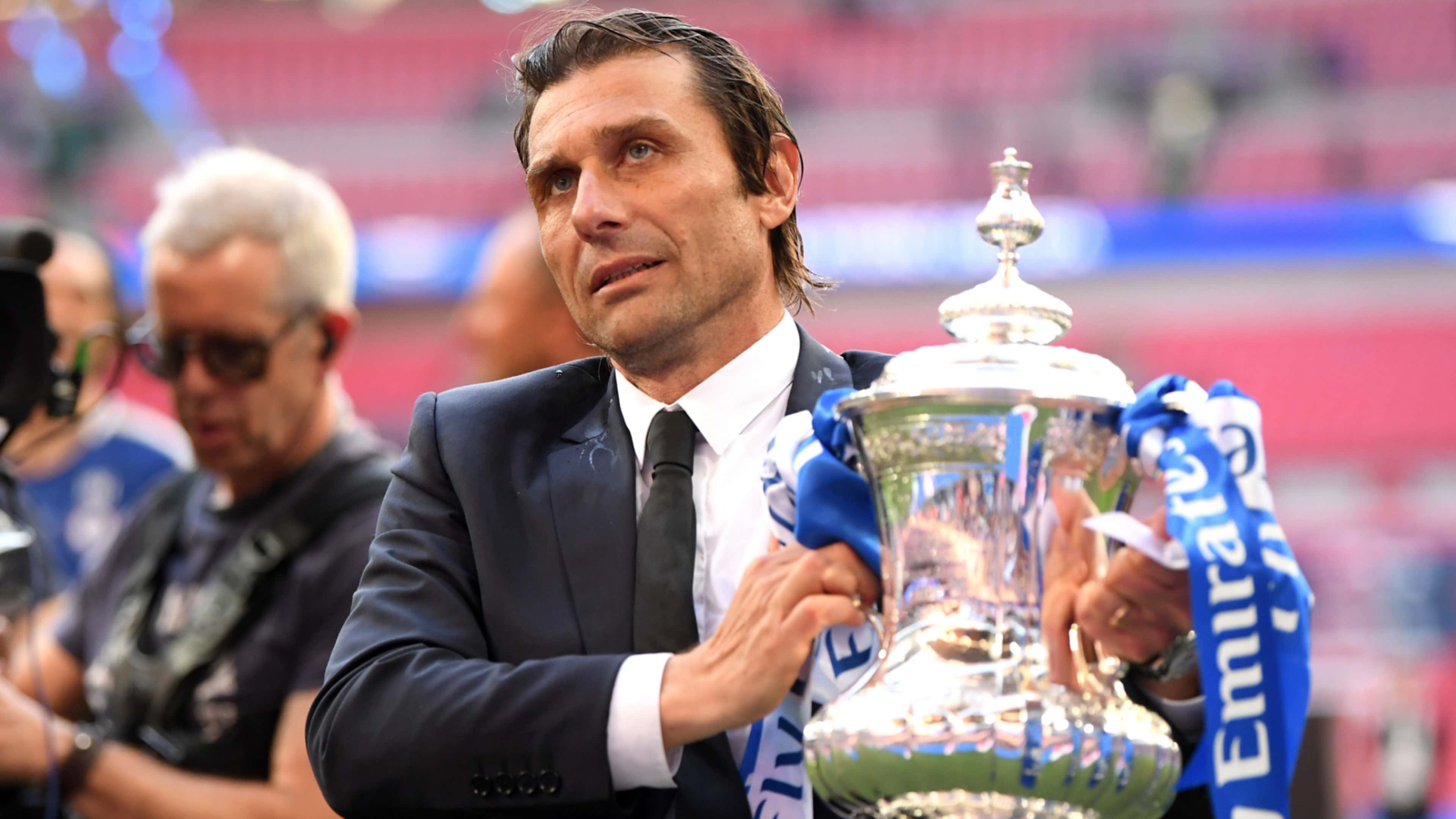 Antonio Conte Chelsea FA Cup trophy