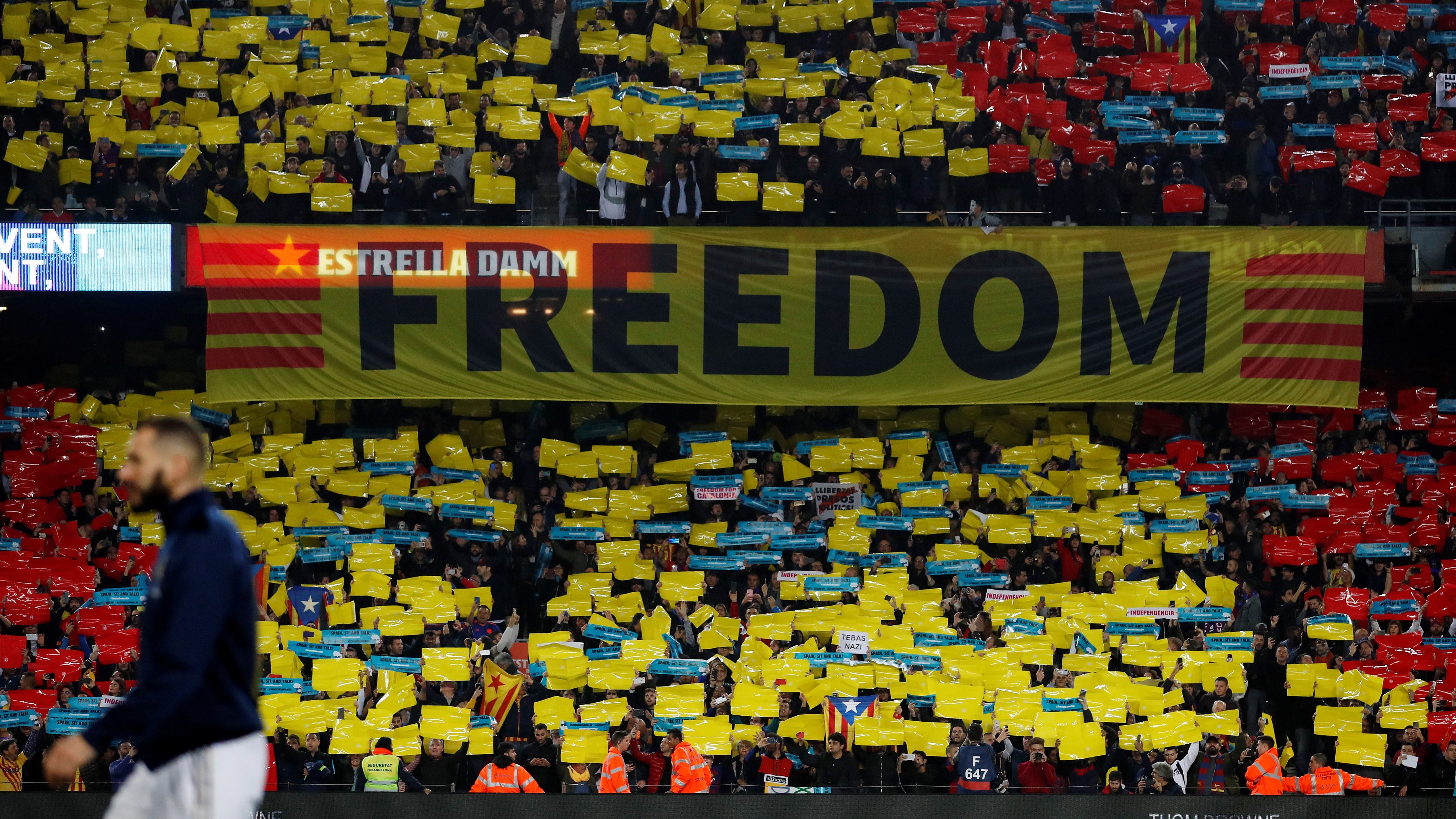 reaktion Forkorte Permanent Clasico delayed as Barcelona fans throw yellow balls on Camp Nou pitch in  Catalan independence protest | Goal.com United Arab Emirates
