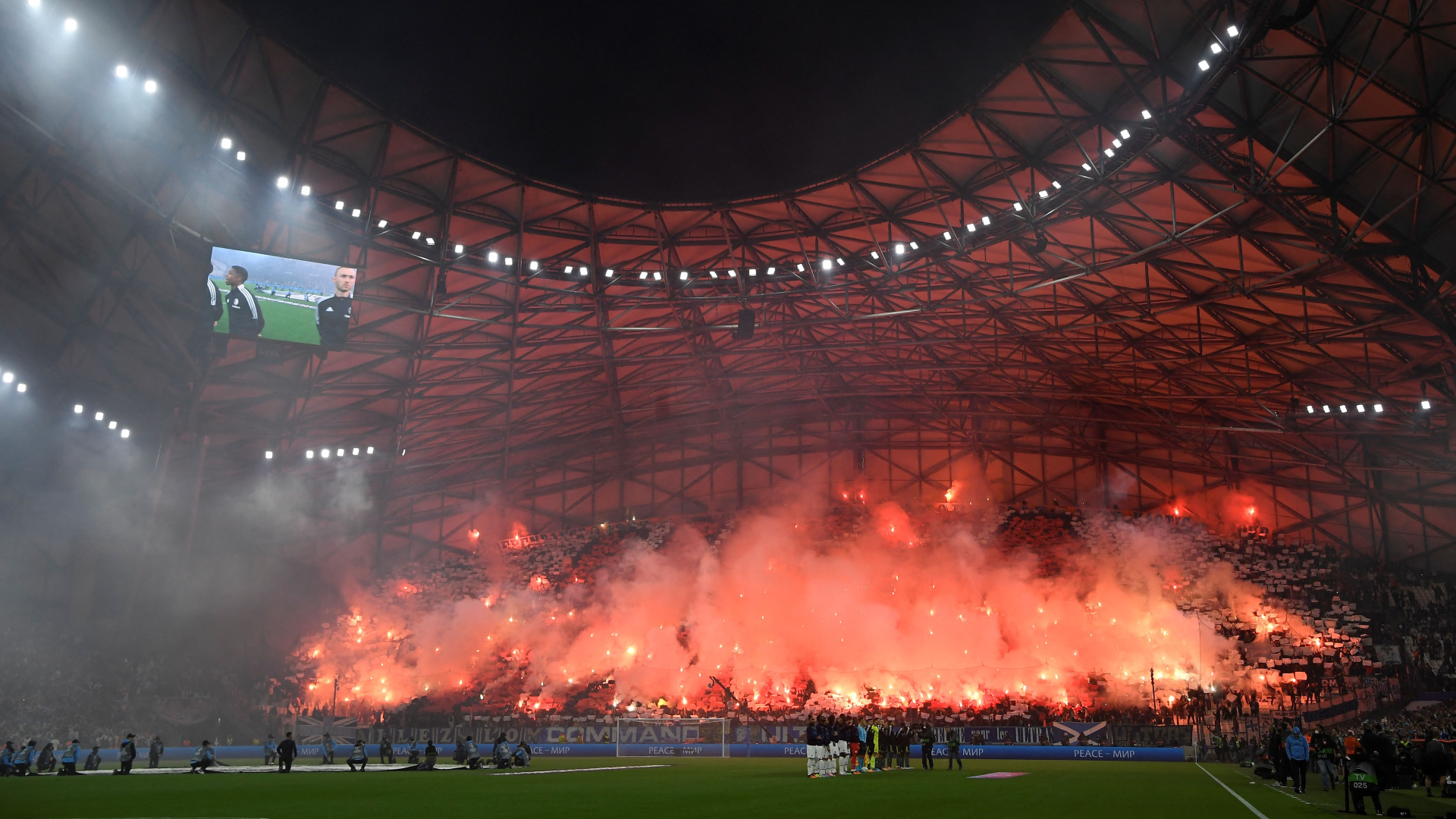 Les fumigènes bientôt autorisés dans les stades en France