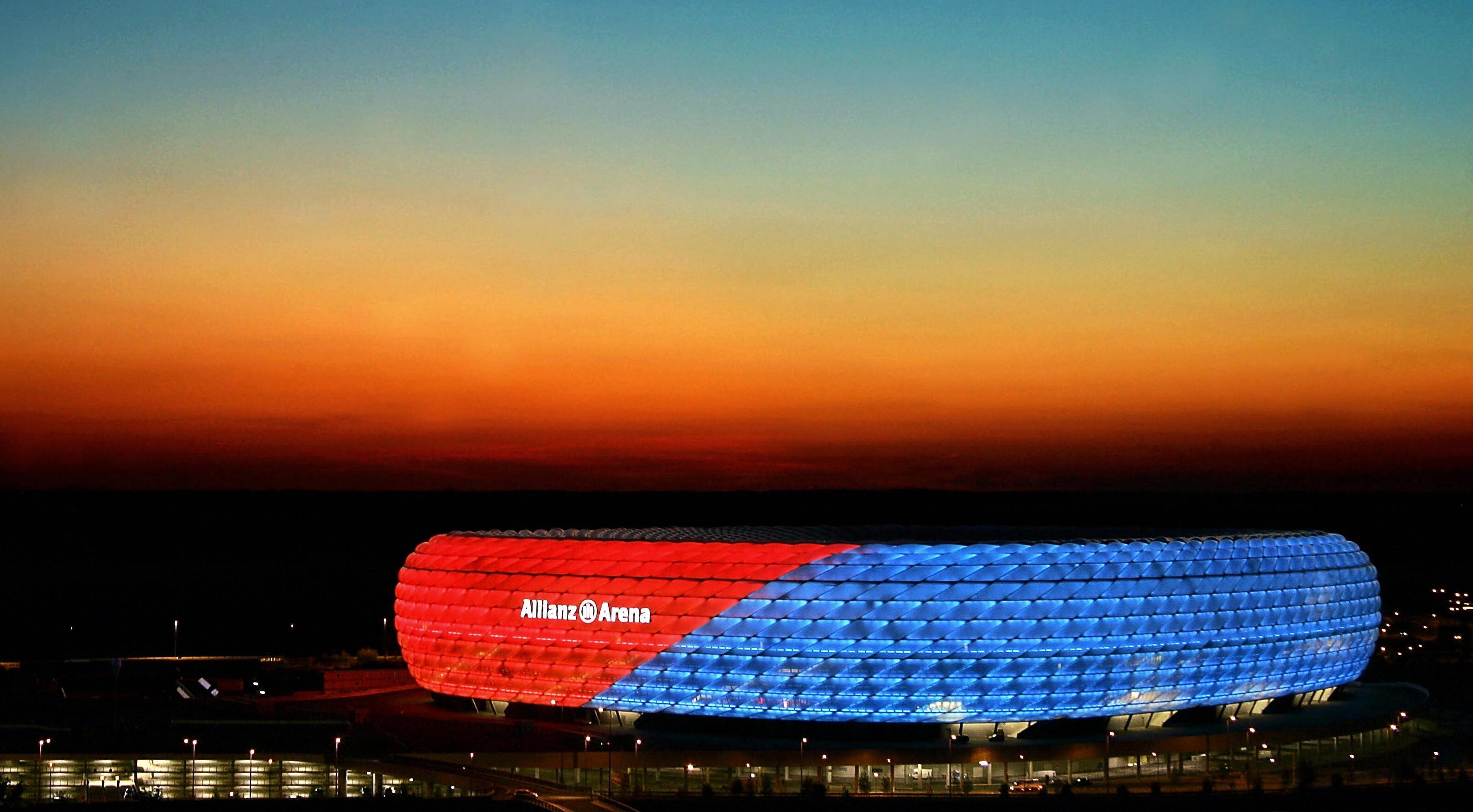 Альянс арена стадион. Альянц Арена Мюнхен. Стадион Альянц Арена. Стадион Баварии Мюнхен. Германия Мюнхен Альянс Арена ночью.