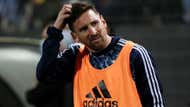 Lionel Messi calentando en un partido de Argentina
