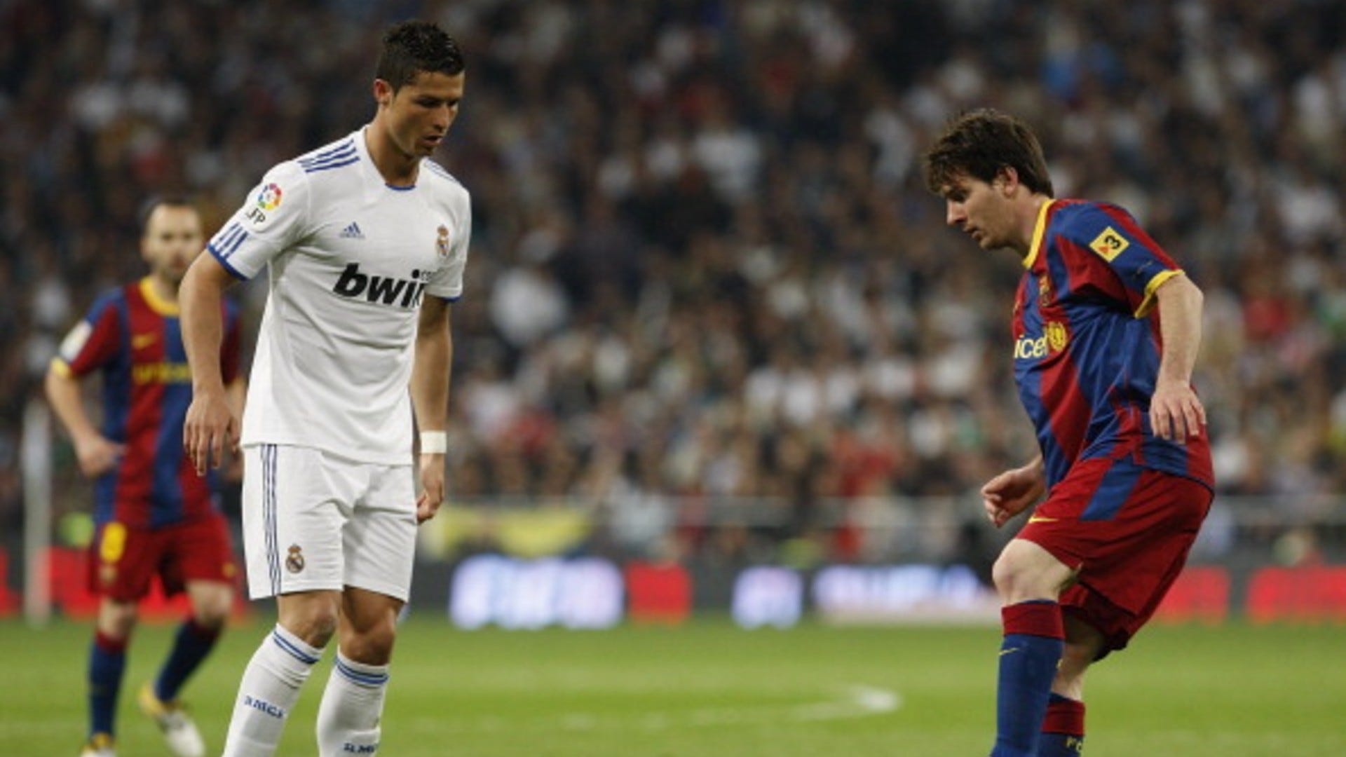 Dù là fan của Messi hay Ronaldo, ai cũng phải công nhận rằng khi hai siêu sao này đối đầu thì mọi chuyện trở nên đầy kịch tính và hấp dẫn hơn bao giờ hết. Hãy xem lại những khoảnh khắc đỉnh cao của hai ngôi sao này.