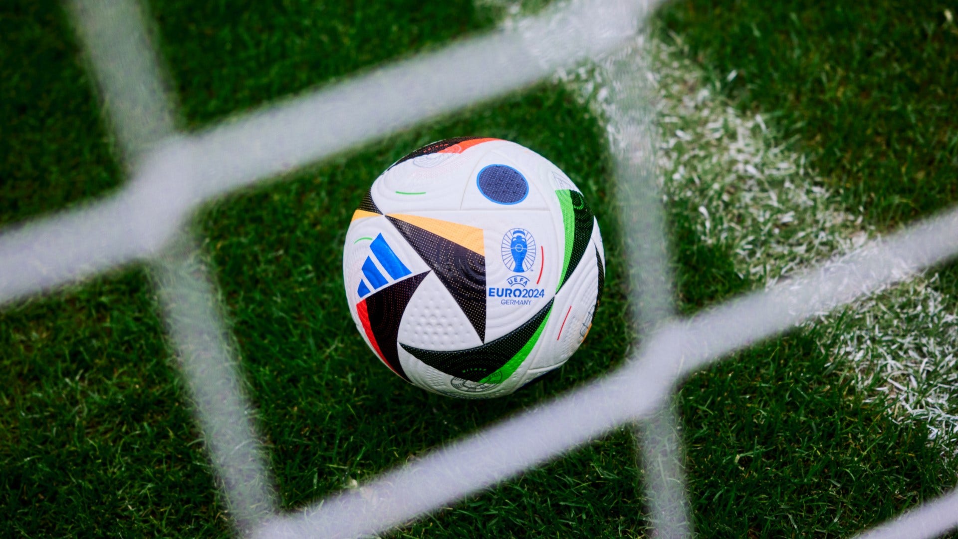 Une vue générale d'une balle de match Adidas avant le match de  qualification de l'UEFA Euro 2024 A au parc Hampden, Glasgow. Date de la  photo: Mardi 28 mars 2023 Photo Stock 