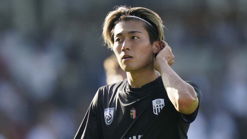サッカー選手の中村敬斗の画像を紹介