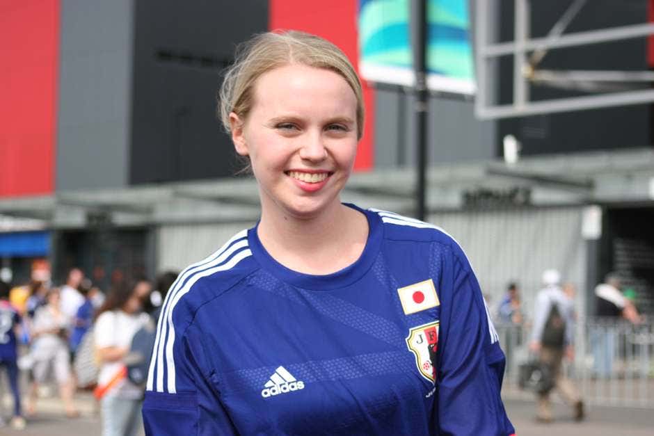 日本代表ユニフォームを着た金髪美女も サッカーを彩る美しきサポーターたち Goal Com