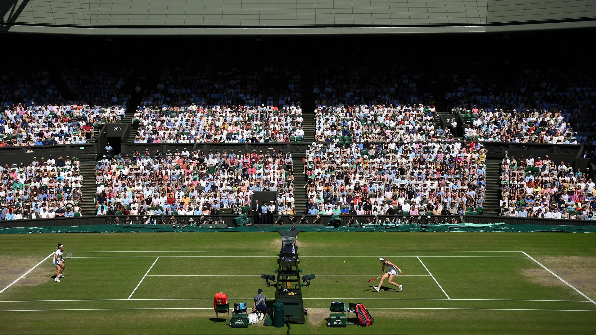How many courts does Wimbledon have? - AS USA