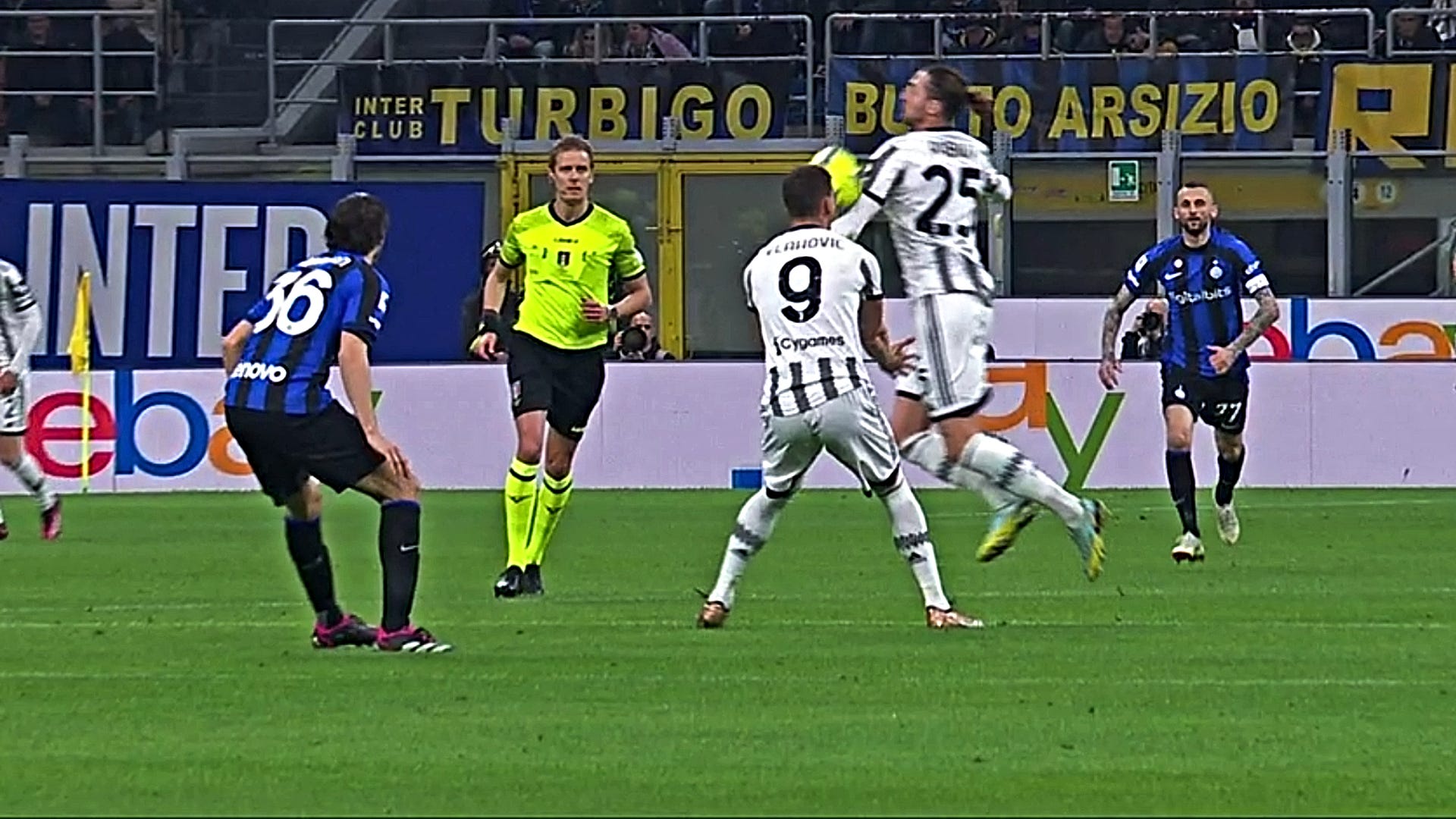 Inter 0 Juventus 1, doppio tocco di mano prima del gol: la moviola