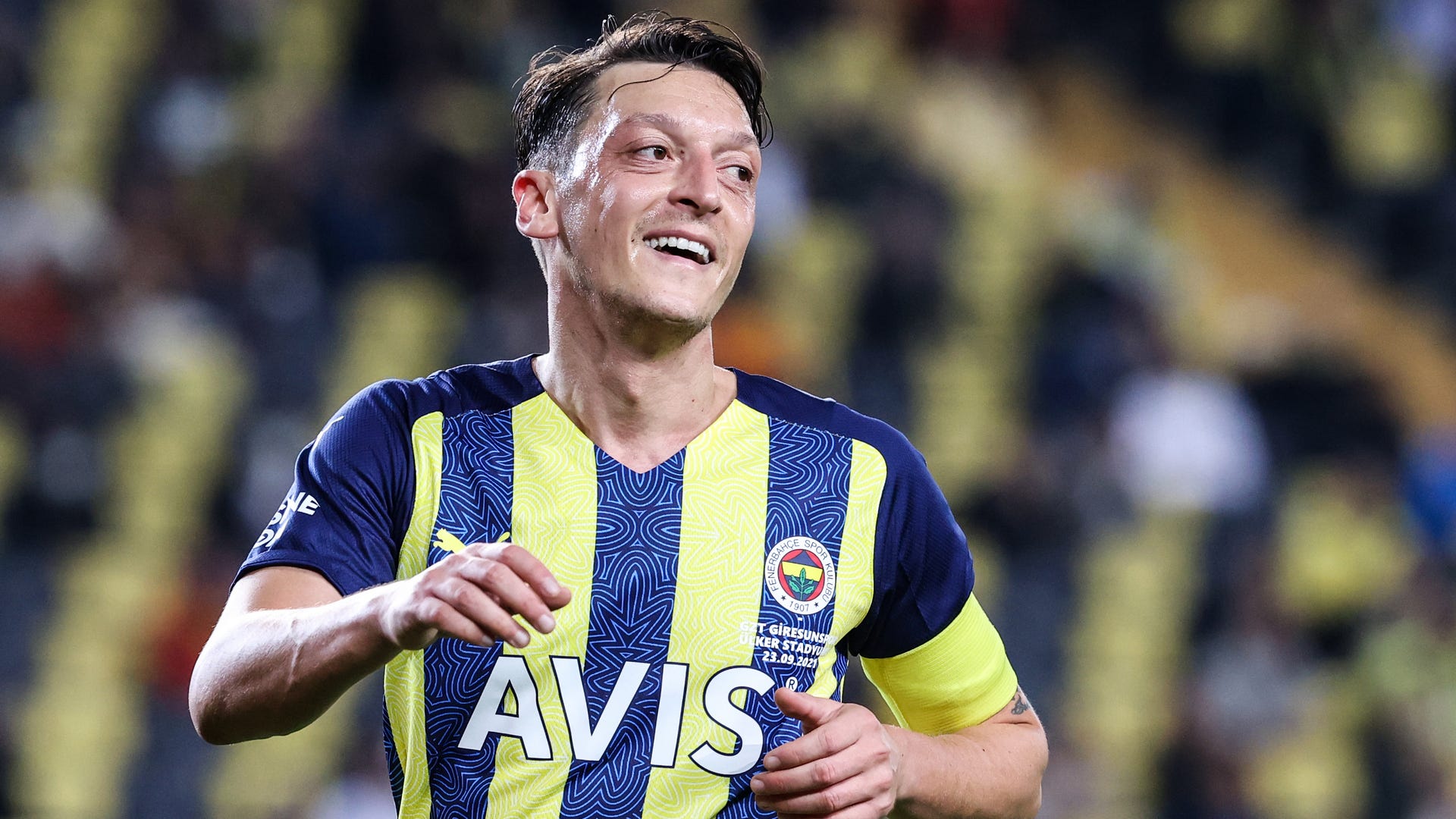 Mesut Özil, 100 milyon Dolar'lık sözleşmeye imza attı! | Goal.com Türkçe