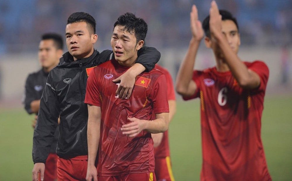 Đội tuyển Việt Nam: Hãy cùng nhau xem hình ảnh của đội tuyển Việt Nam, đội bóng nổi tiếng của chúng ta. Khám phá những khoảnh khắc đáng nhớ và những chiến thắng lịch sử của đội tuyển trong các giải đấu quốc tế. Cùng hát lên \