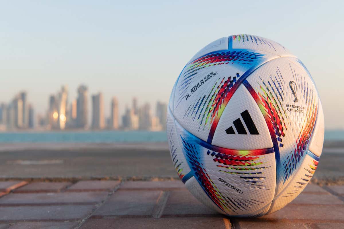 アディダスがw杯公式試合球 Al Rihla アル リフラ を発表 W杯史上屈指のボール飛行速度で スピーディな現代サッカーに合わせたデザインに Goal Com