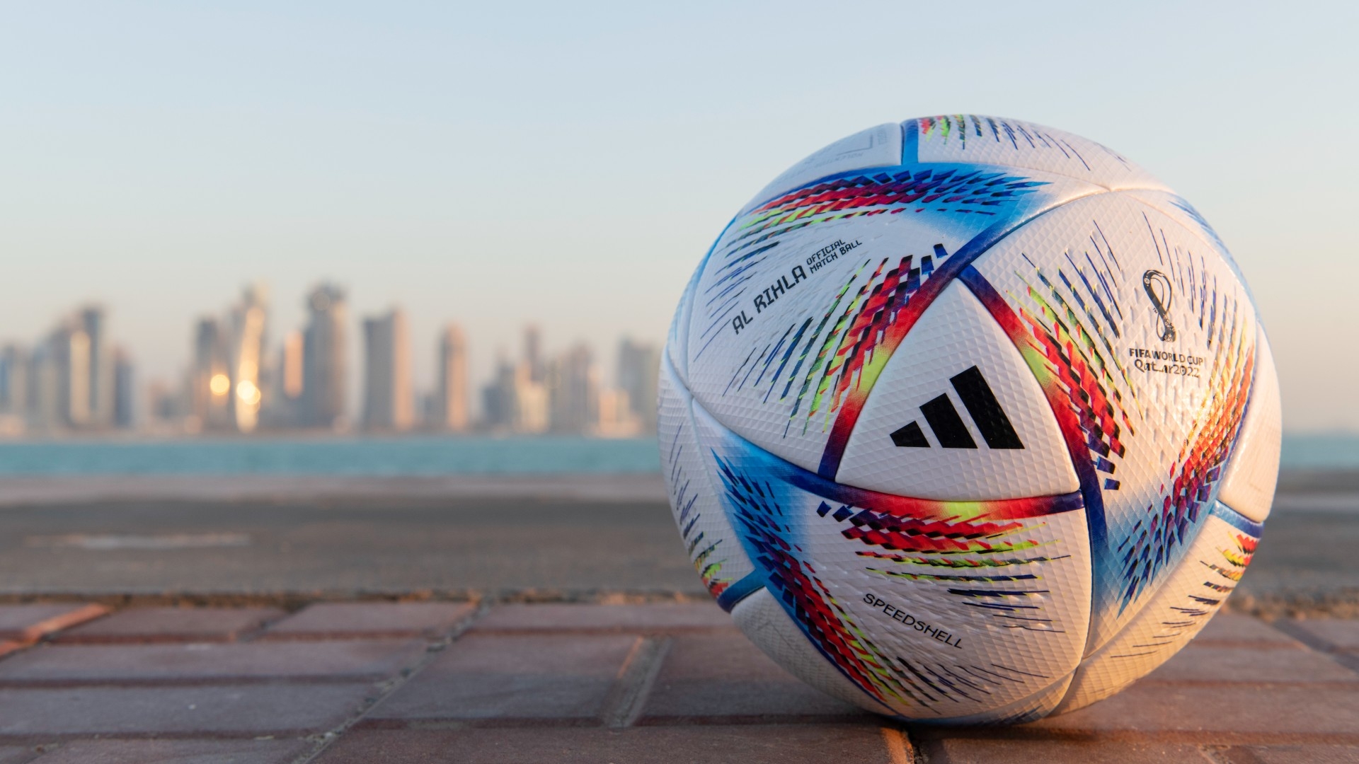 アディダスがw杯公式試合球 Al Rihla アル リフラ を発表 W杯史上屈指のボール飛行速度で スピーディな現代サッカーに合わせたデザインに Goal Com 日本