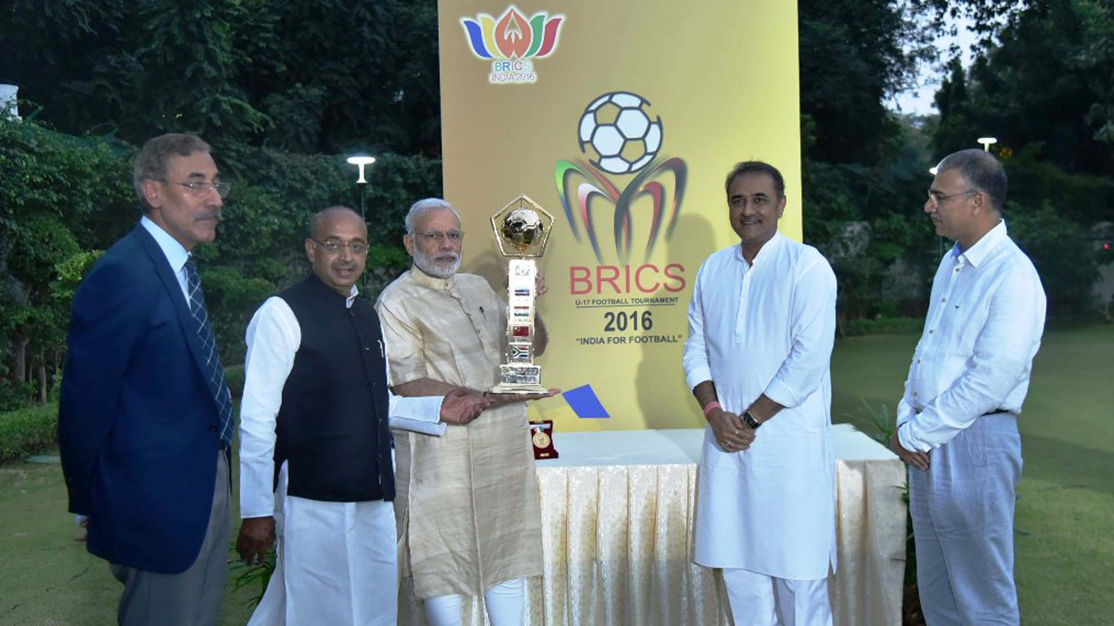 Shri Narendra Modi unveiling the BRICS U-17 Football Tournament trophy