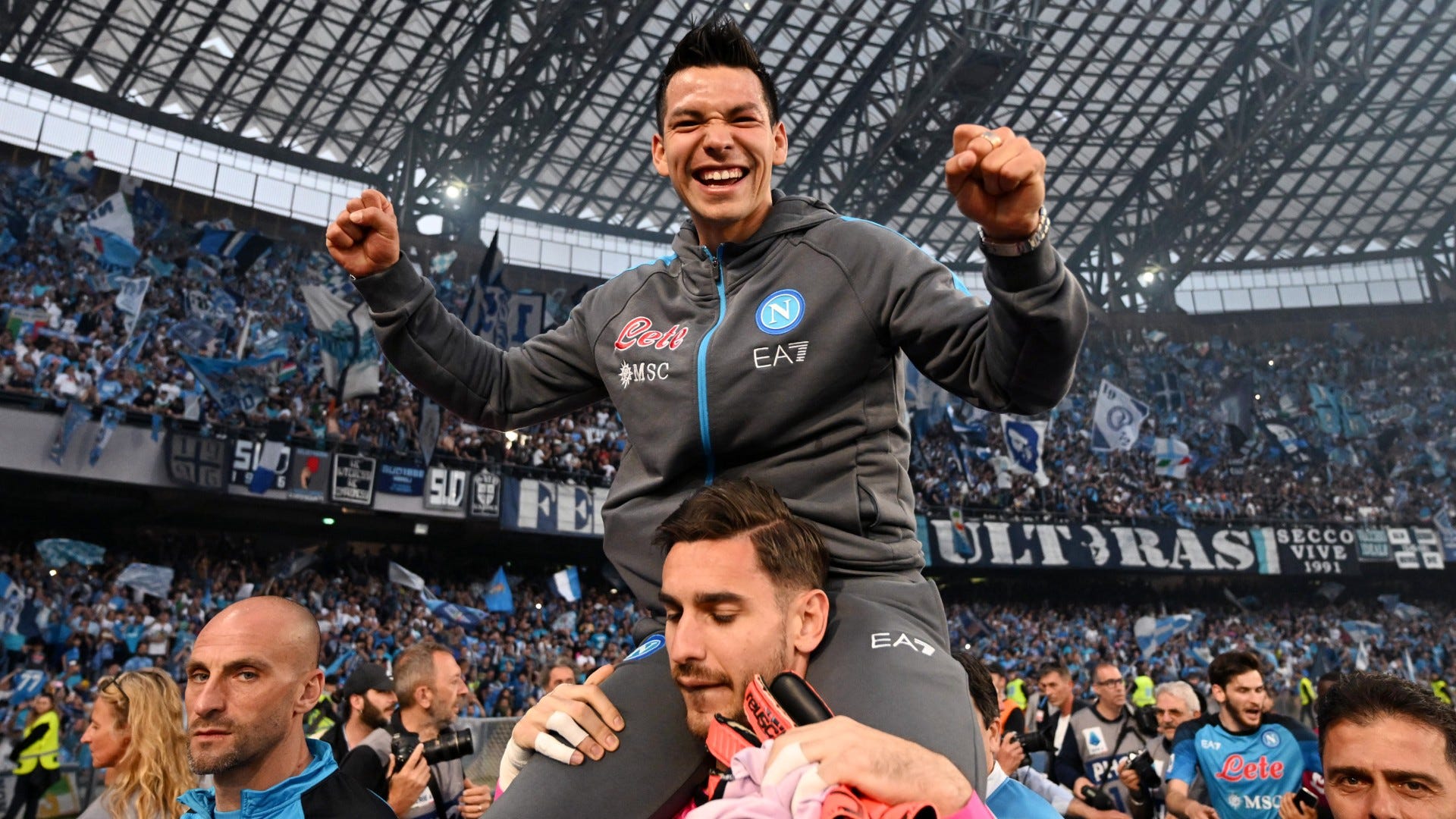 VEA: La estrella mexicana lesionada Hirving ‘Chucky’ Lozano celebra con muletas y sobre los hombros de sus compañeros de equipo mientras Napoli disfruta del histórico Scudetto