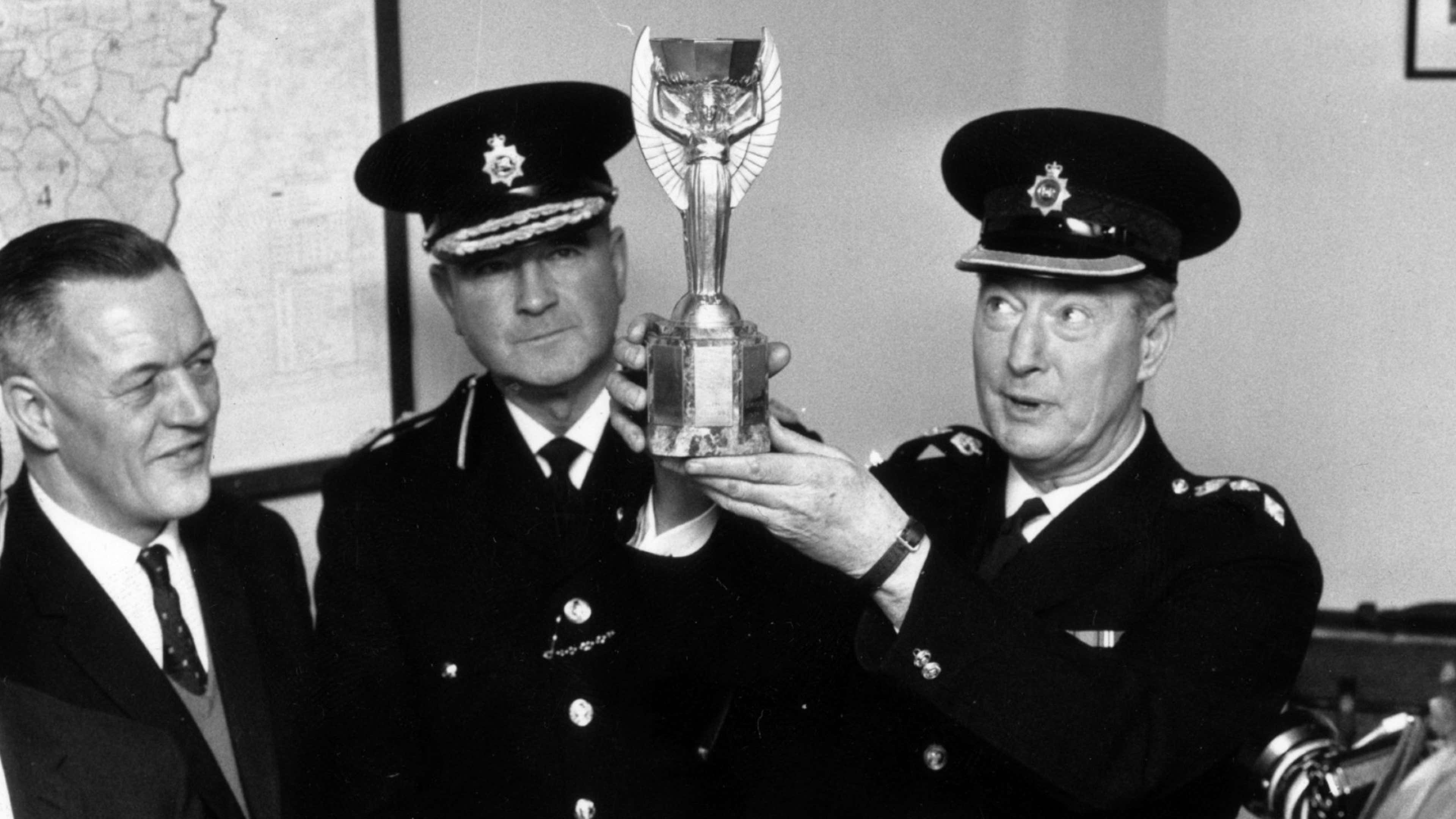 Jules Rimet police William Gilbert trophy 1966