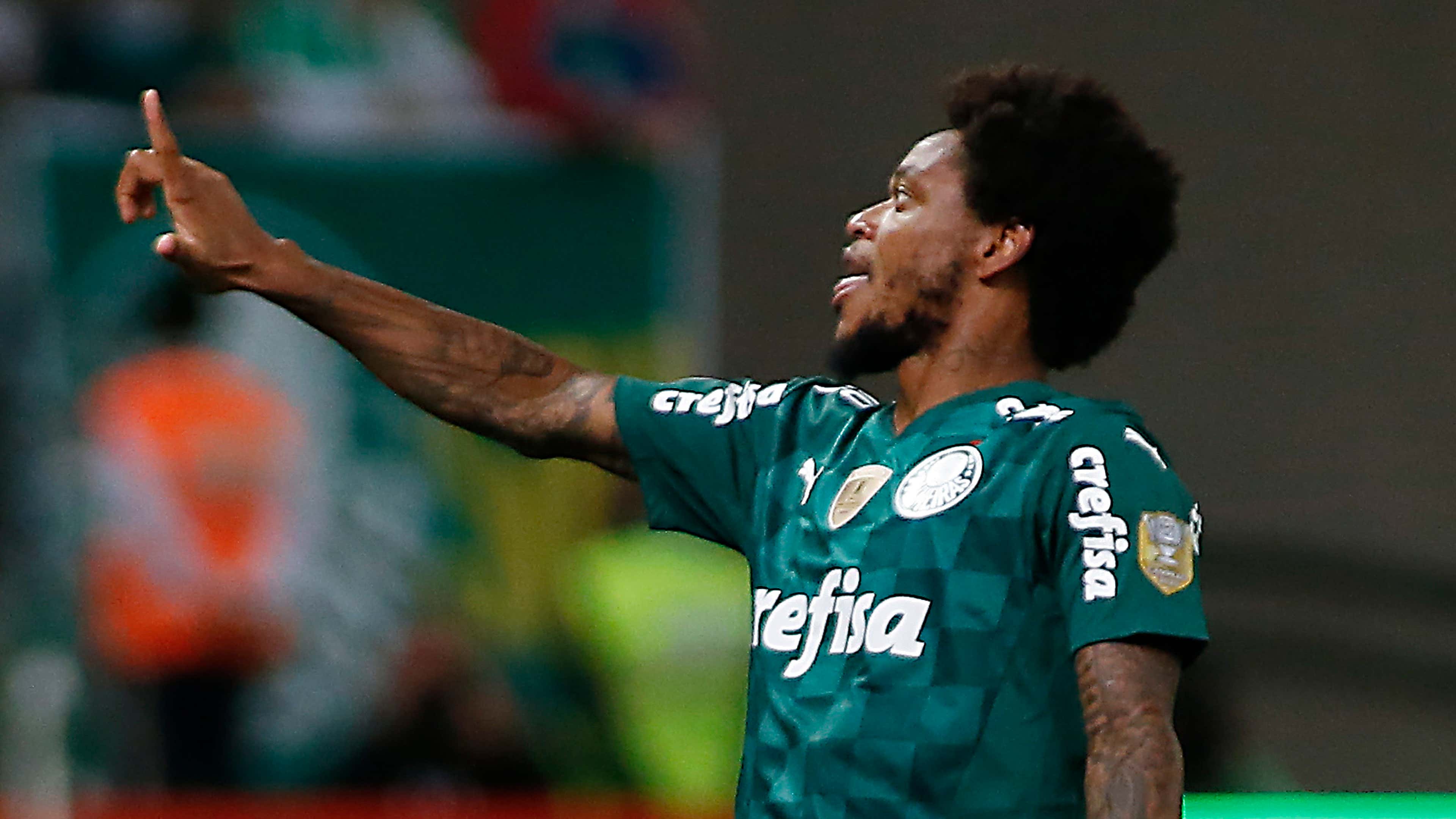 Inter negocia retorno do centroavante Luiz Adriano ao Beira-Rio