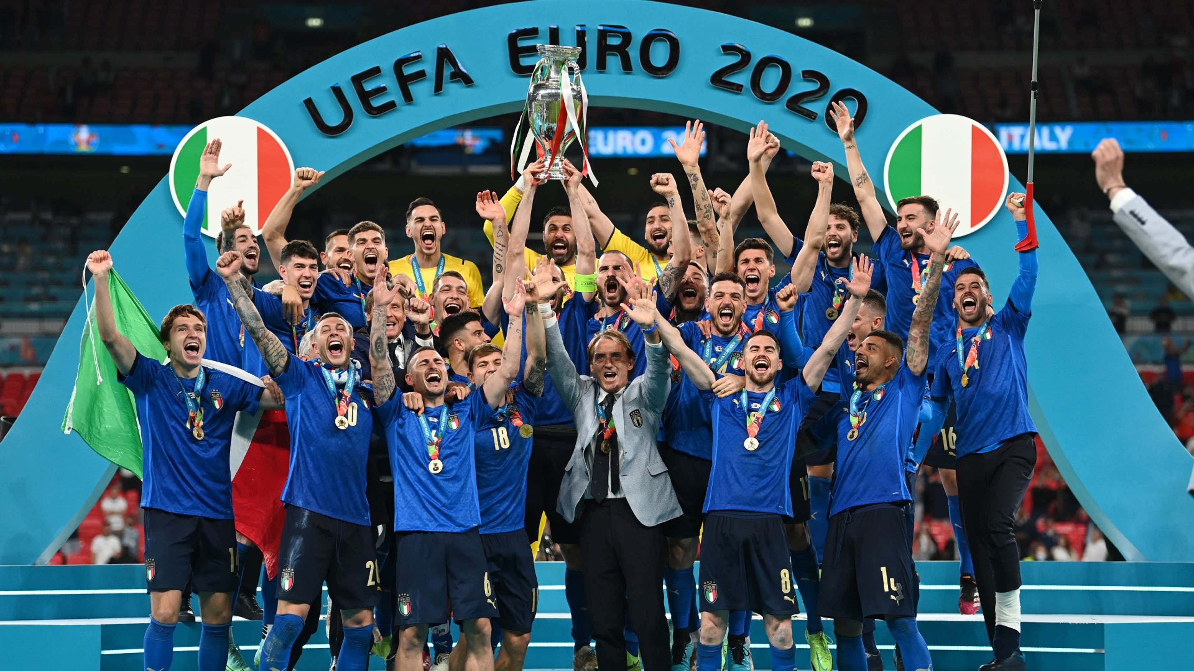 Italy celebrate trophy Euro 2020 final vs England