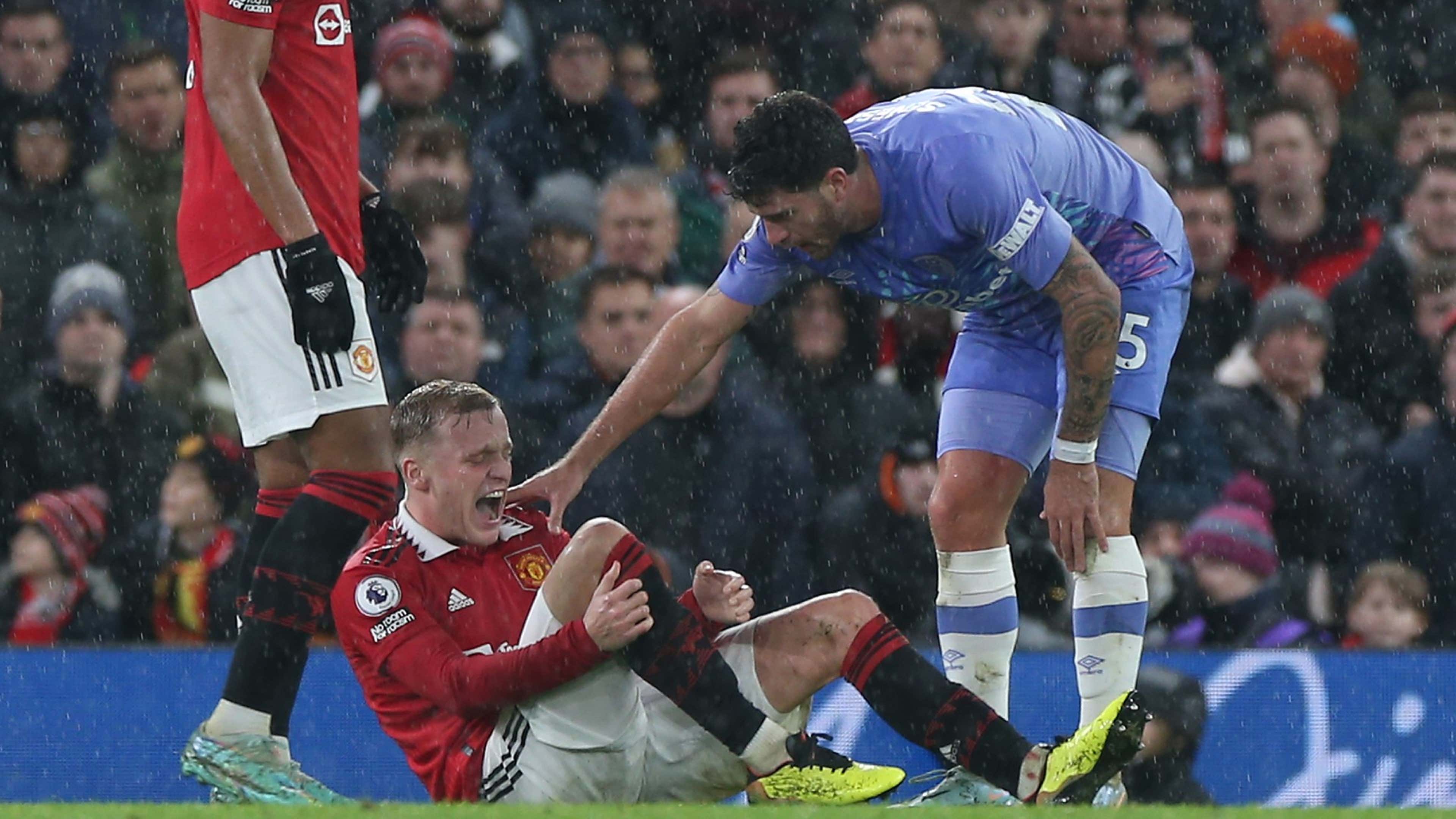 Man Utd: Van de Beek to force through January exit after throwing chewing  gum on bench, Football, Sport