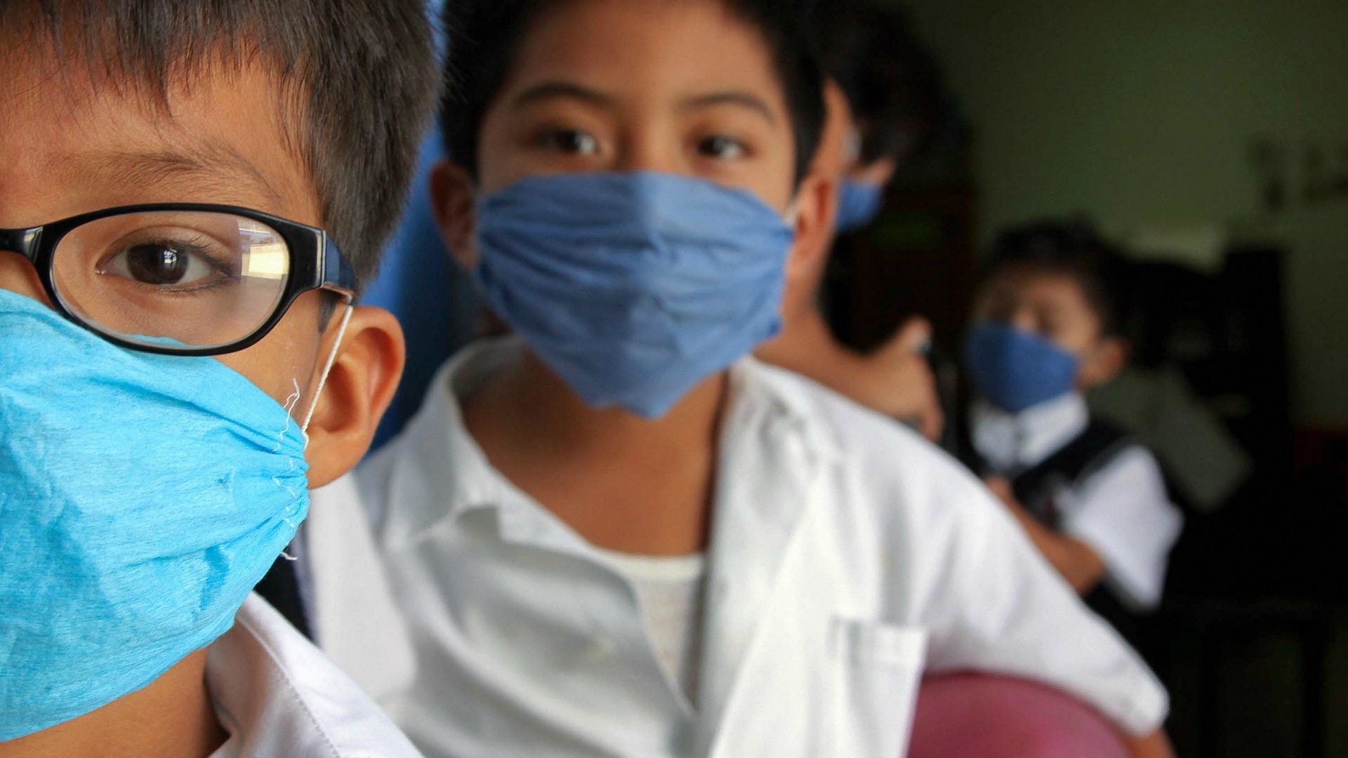 Niños con tapabocas contra la influenza A H1N1