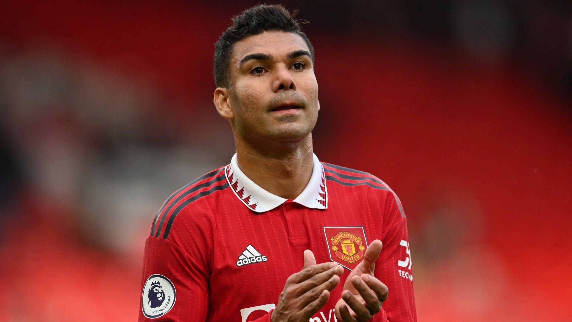 Casemiro enforca adversário e é expulso em jogo do Manchester United