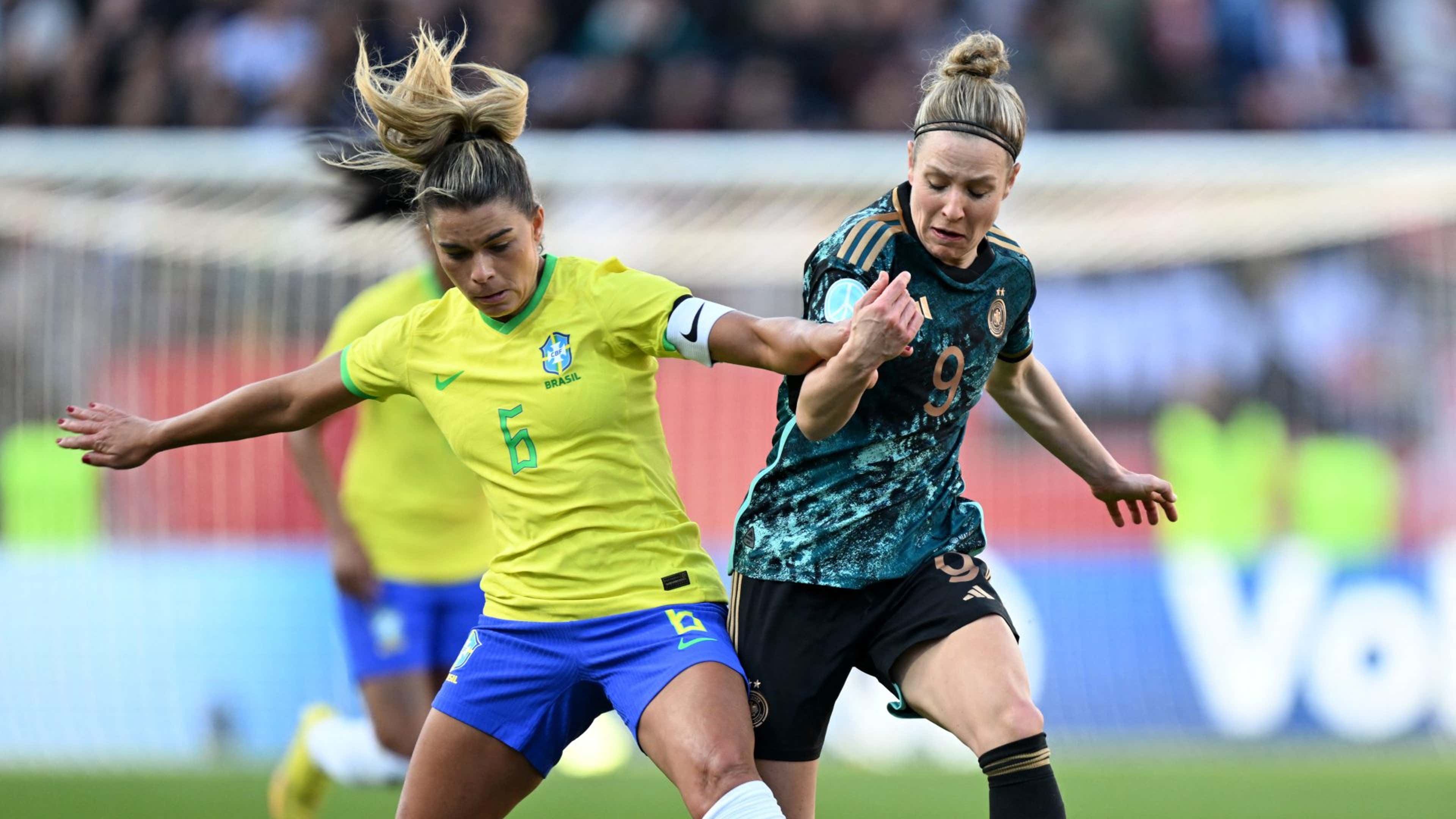 Tamires e Svenja Huth disputam bola no amistoso feminino entre Brasil e Alemanha, 2023