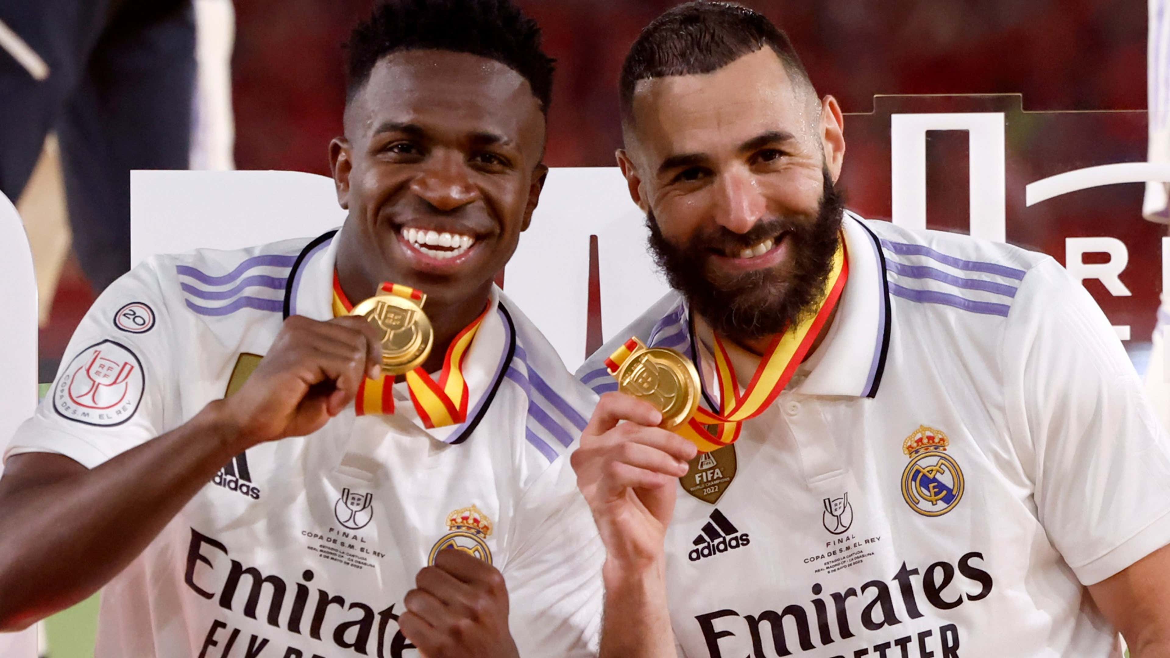 Vinícius Júnior e Benzema com as medalhas da Copa do Rei de 2022/23 pelo Real Madrid