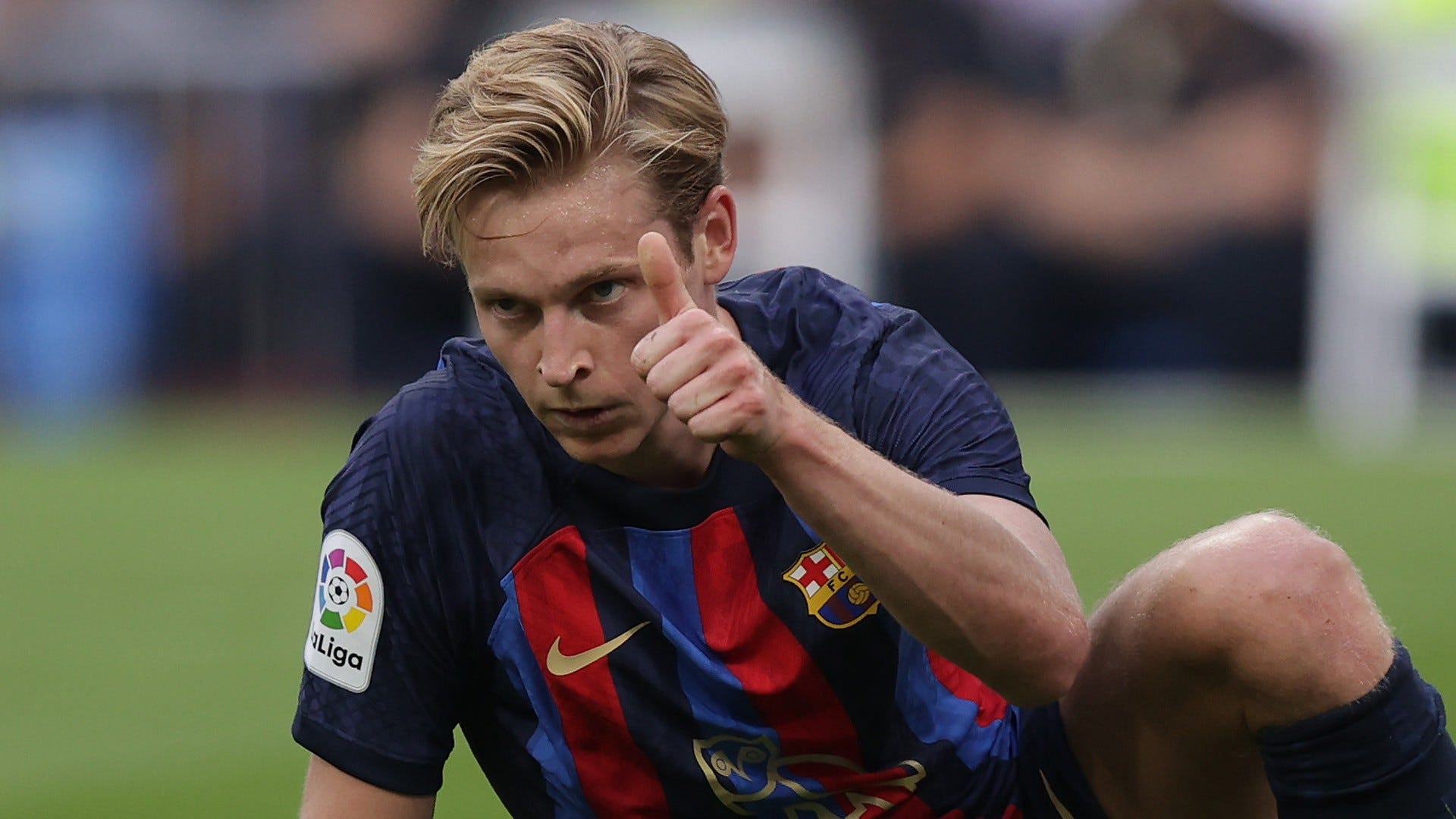 Frenkie de Jong distances himself from Man Utd transfer again but does take aim at Barcelona board over contract leak thumbnail