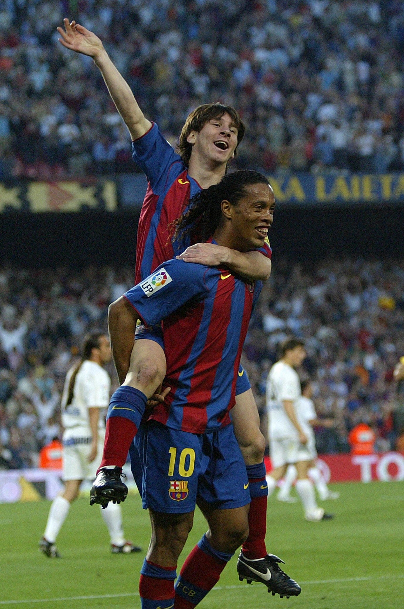 Sự kết hợp hoàn hảo giữa hai cầu thủ bóng đá huyền thoại, Ronaldinho và Messi, được thể hiện rõ ràng trong hình ảnh này. Bức ảnh đầy cảm xúc sẽ mang đến cho bạn sự xúc động và cảm giác như đang thấy hai anh chàng này bên nhau trên sân.