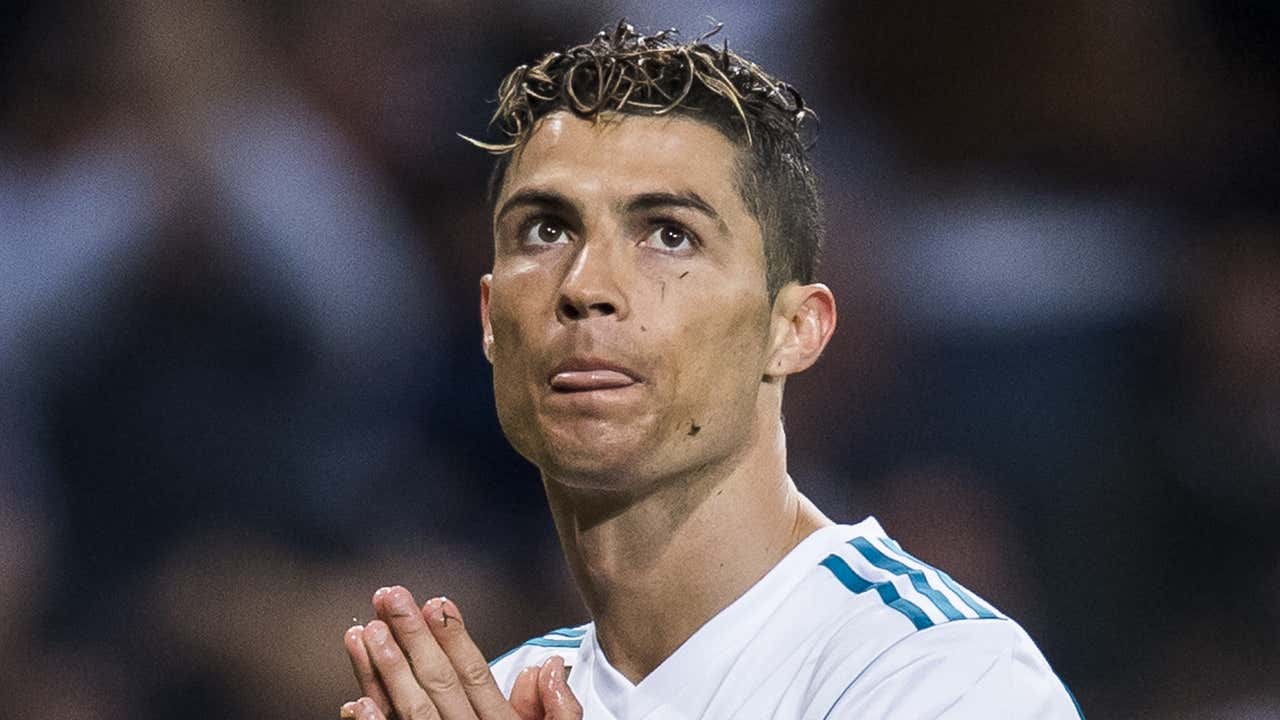 Ronaldo và mái tóc xoăn luôn tạo nên một phong cách cá tính và thú vị. Hình ảnh này sẽ khiến bạn muốn tìm hiểu hơn về cách anh ấy tạo kiểu và phối đồ để hoàn thiện diện mạo đầy cuốn hút. Hãy cùng xem nhé!