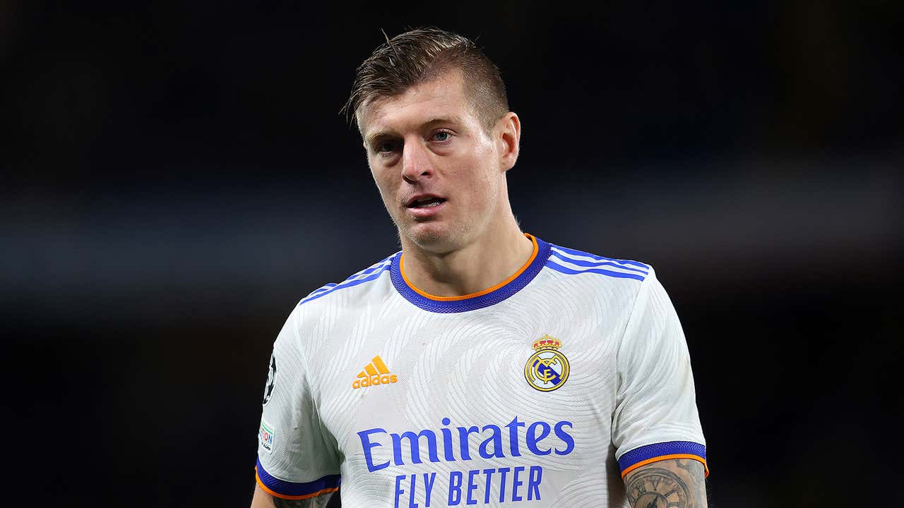 'You ask two sh*tty questions like that!' - Watch Real Madrid's Kroos storm out of post-Champions League final interview | Goal.com
