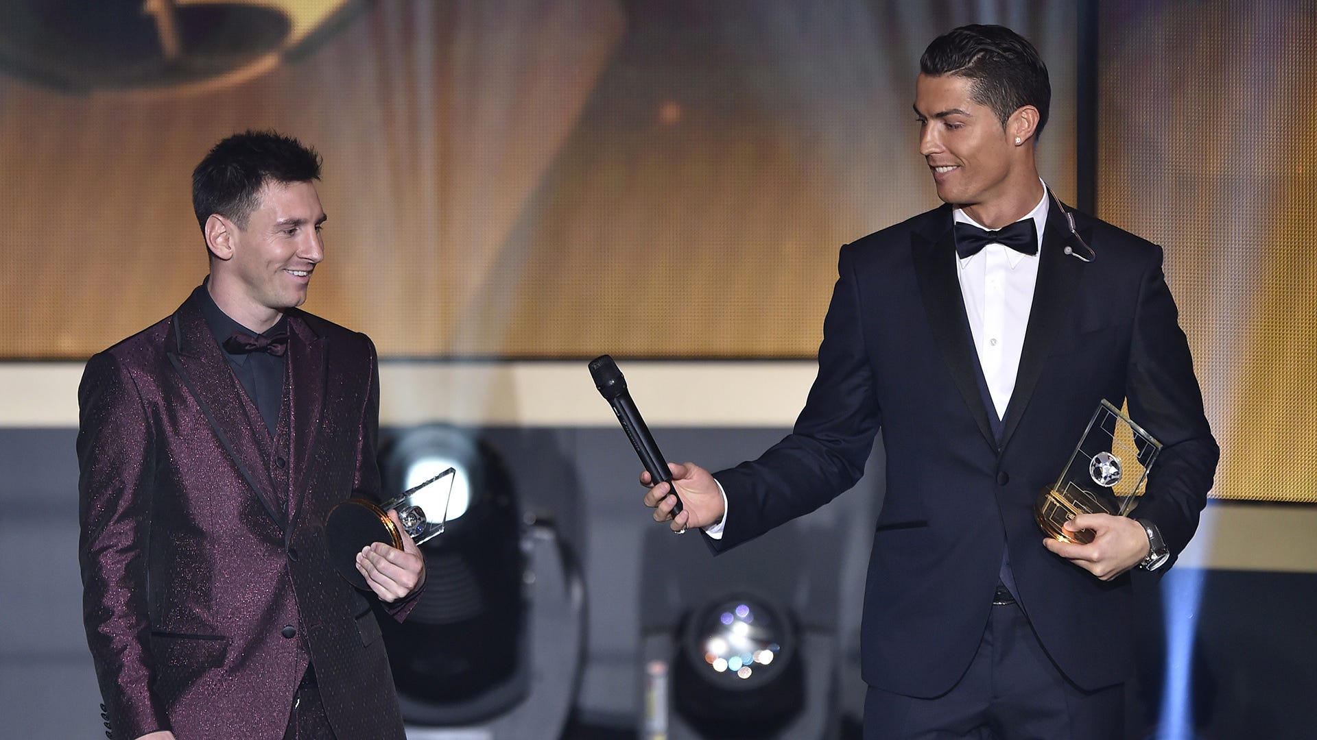 Cặp đôi Ronaldo và Messi là một trong những bộ đôi nổi tiếng nhất làng bóng đá thế giới. Hãy thưởng thức hình ảnh đầy sự hợp tác và đồng hành của hai siêu sao này với hình nền Ronaldo Messi đang hot.