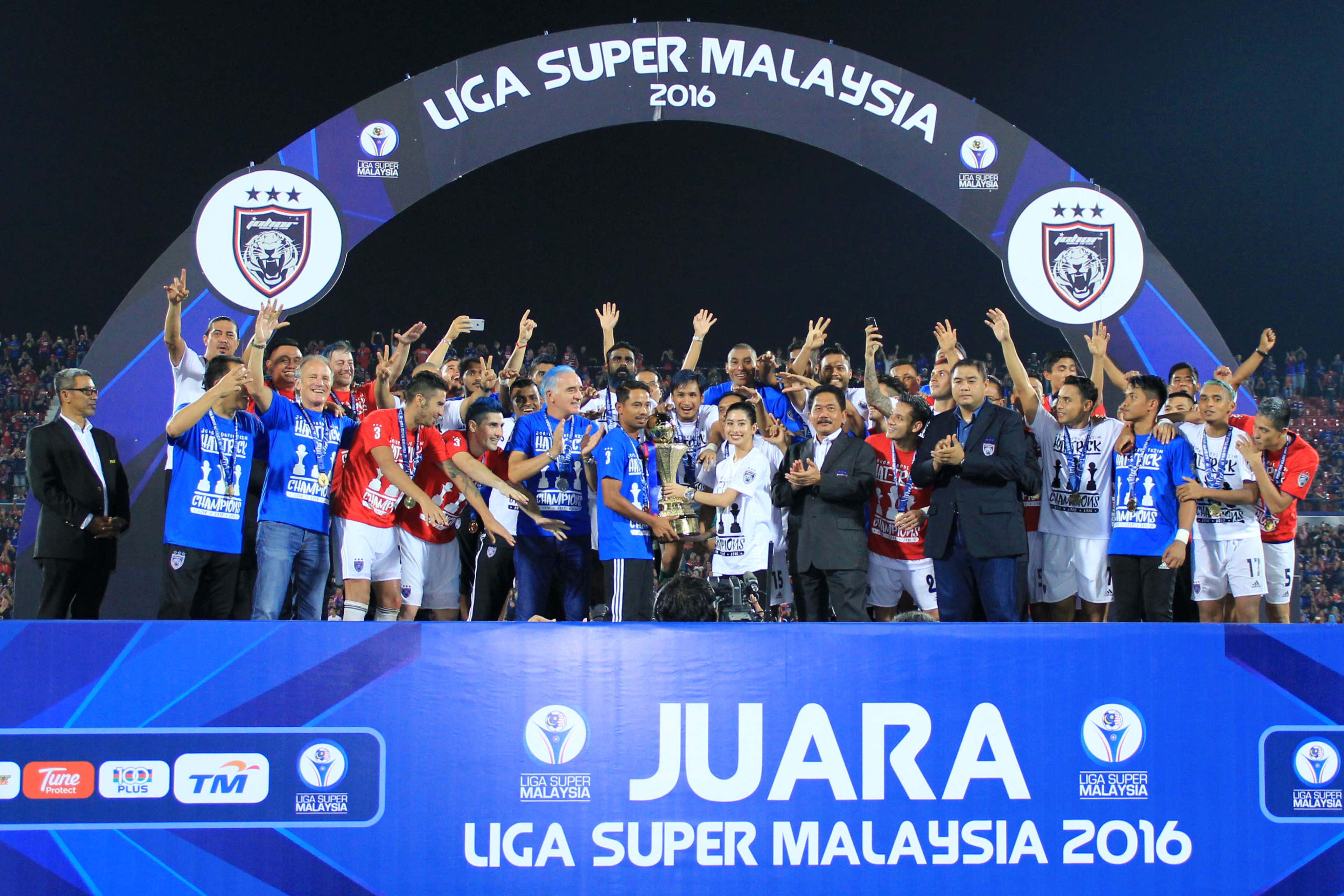 Johor Darul Ta'zim lifts the Super League trophy