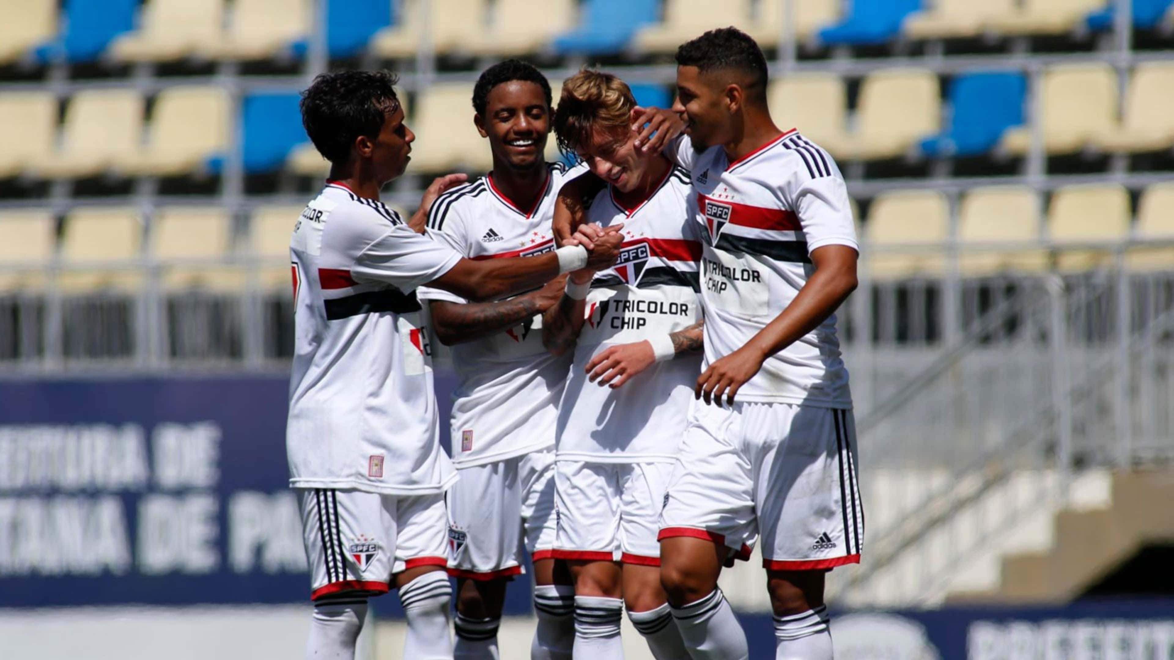 Jogadores do São Paulo sub-20 comemoram em jogo do Paulistão sub-20 2023