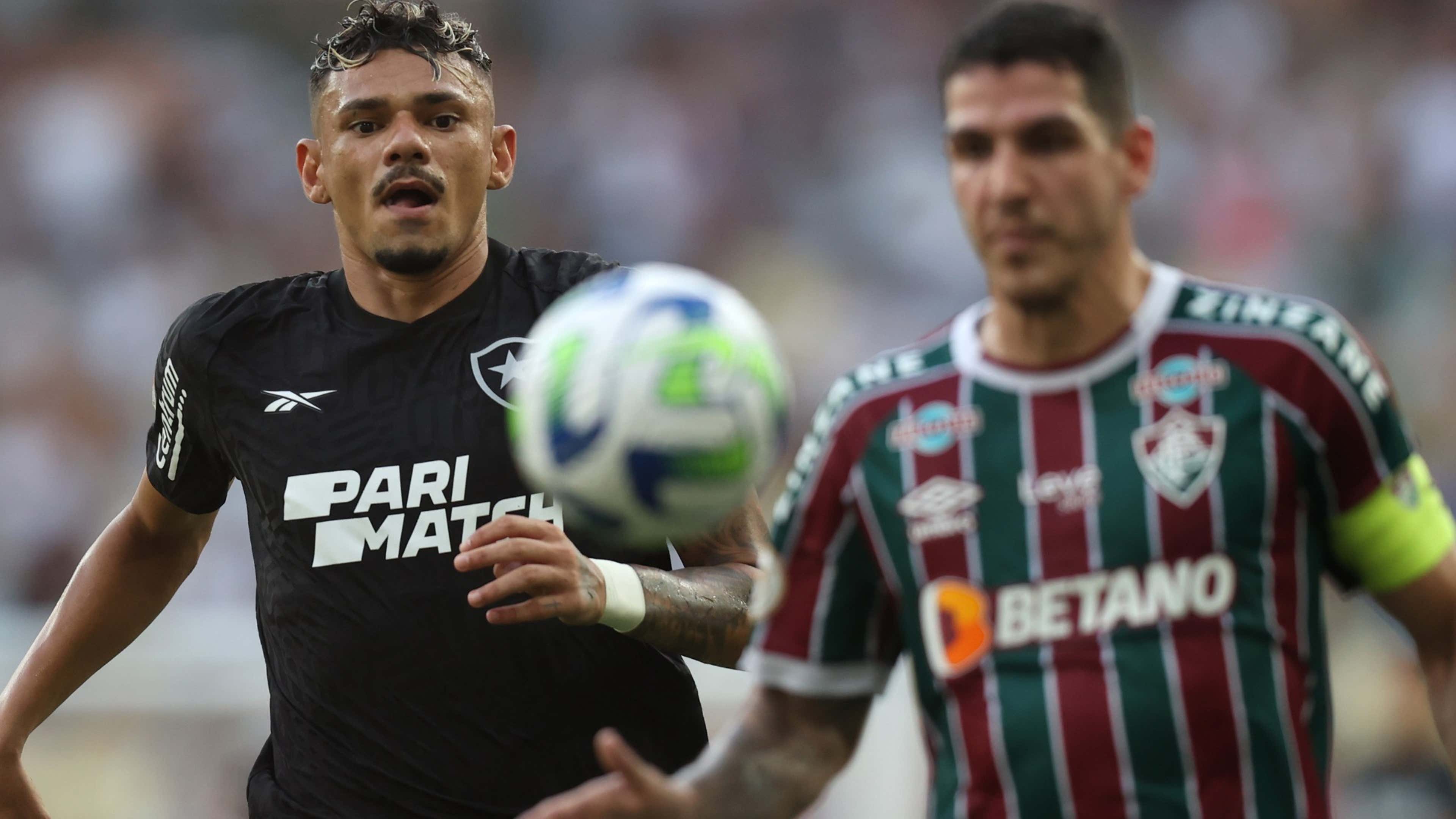 Flu vira, faz 4 a 1 no Botafogo e fica muito próximo do título