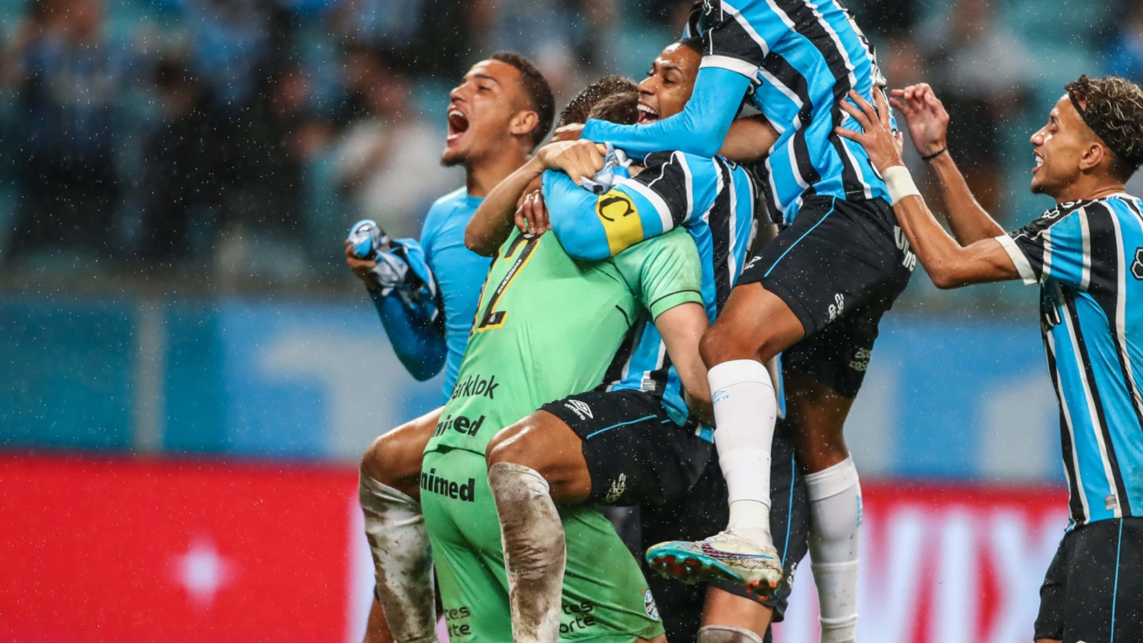 Jogadores do Grêmio abraçam o goleiro Gabriel Grando, após vitória nos pênaltis sobre o Bahia na Copa do Brasil