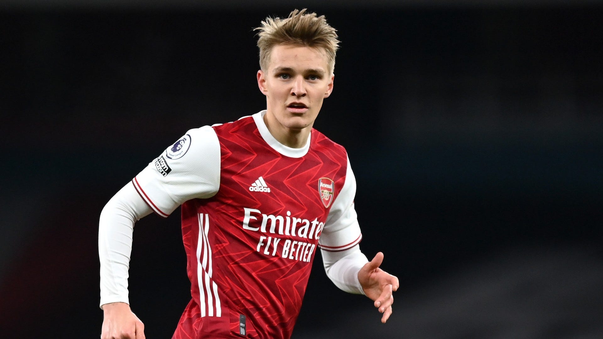  Martin Odegaard, a Norwegian professional footballer who plays as a midfielder for Premier League club Arsenal and the Norway national team, is playing soccer.