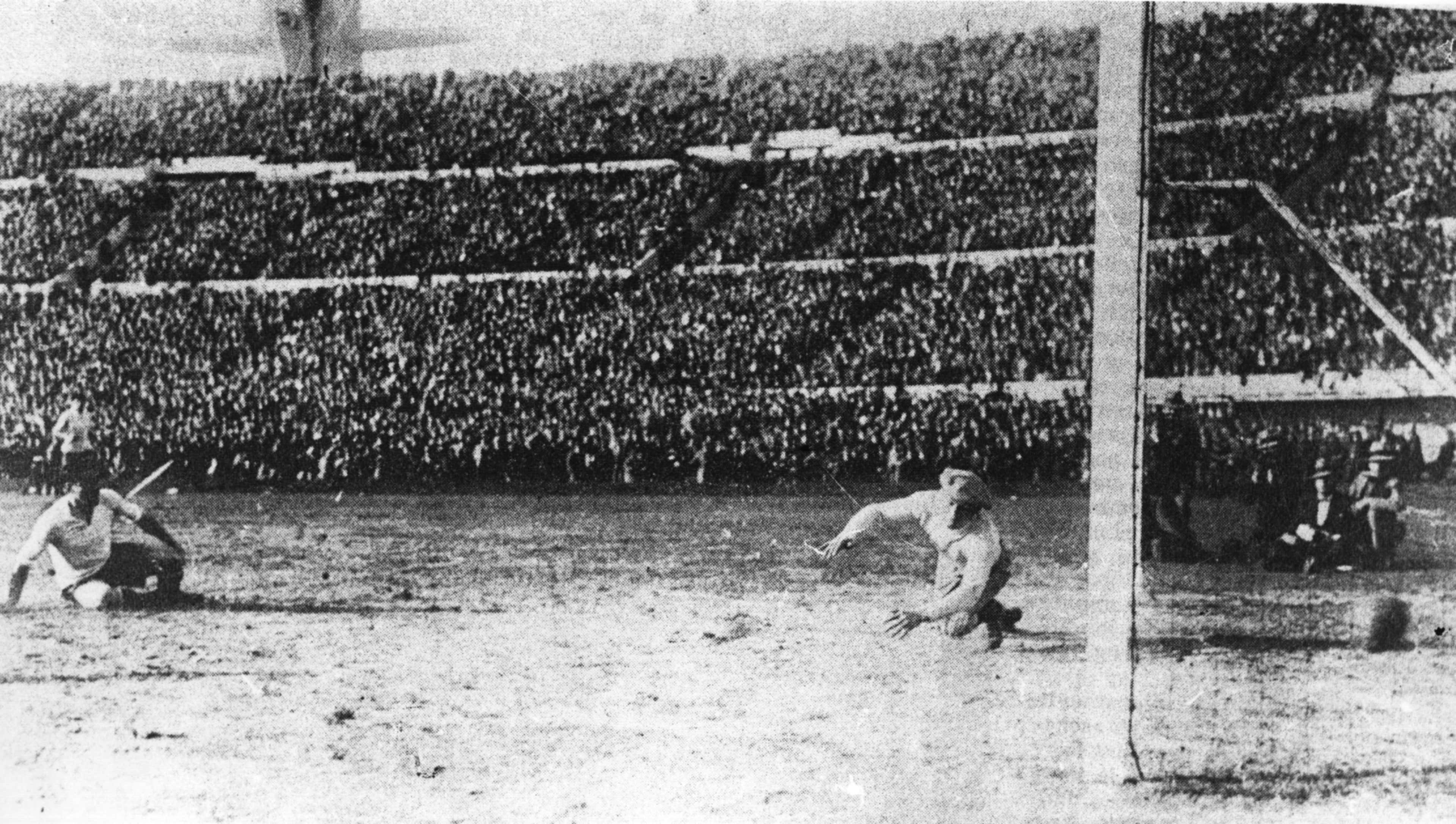 Первые турниры по футболу. Уругвай в финале ЧМ по футболу 1930 года. Уругвай Аргентина 1930.
