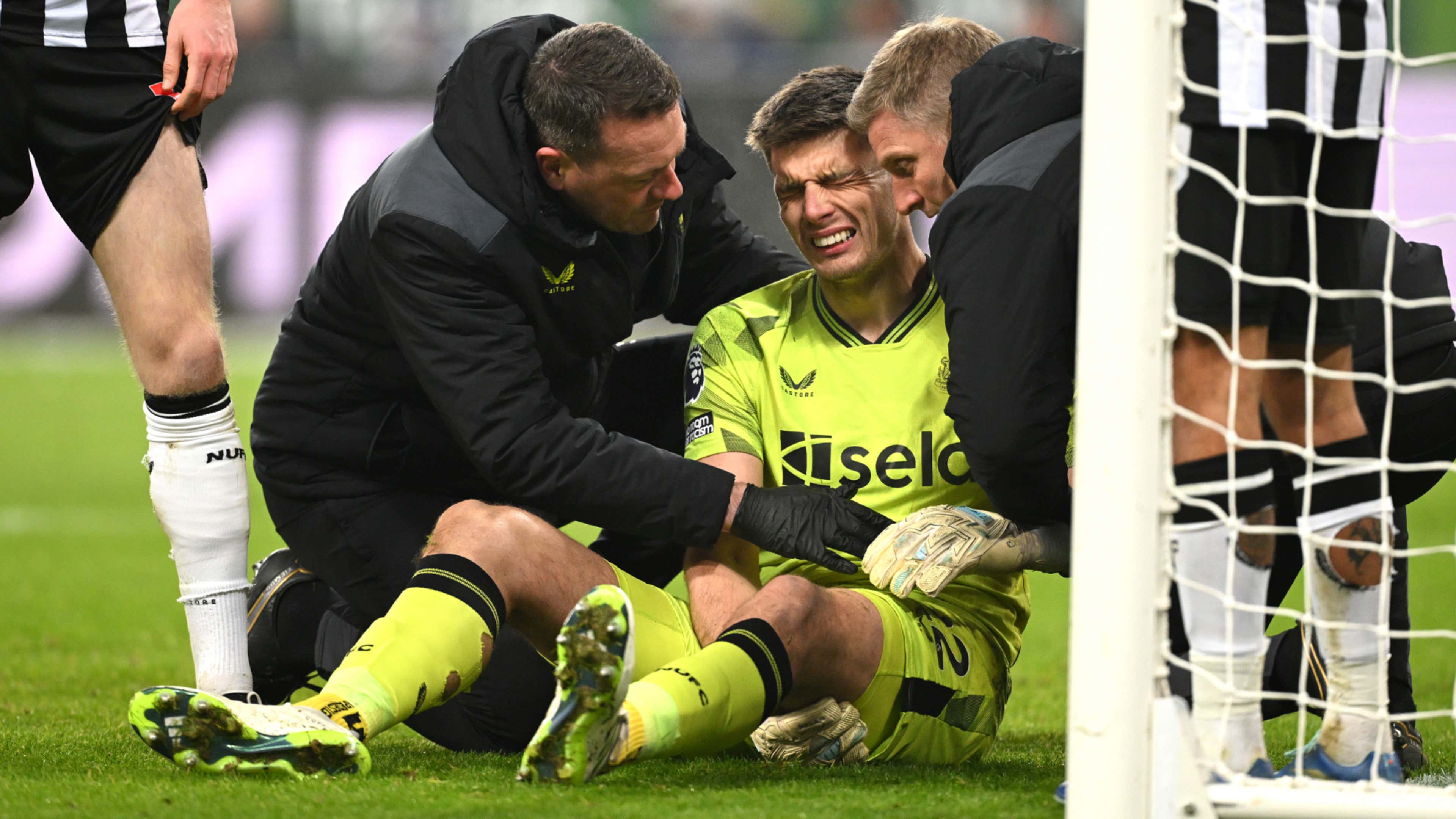 Nightmare for Newcastle! Goalkeeper Nick Pope facing five months on sidelines after suffering dislocated shoulder against Man Utd | Goal.com Nigeria