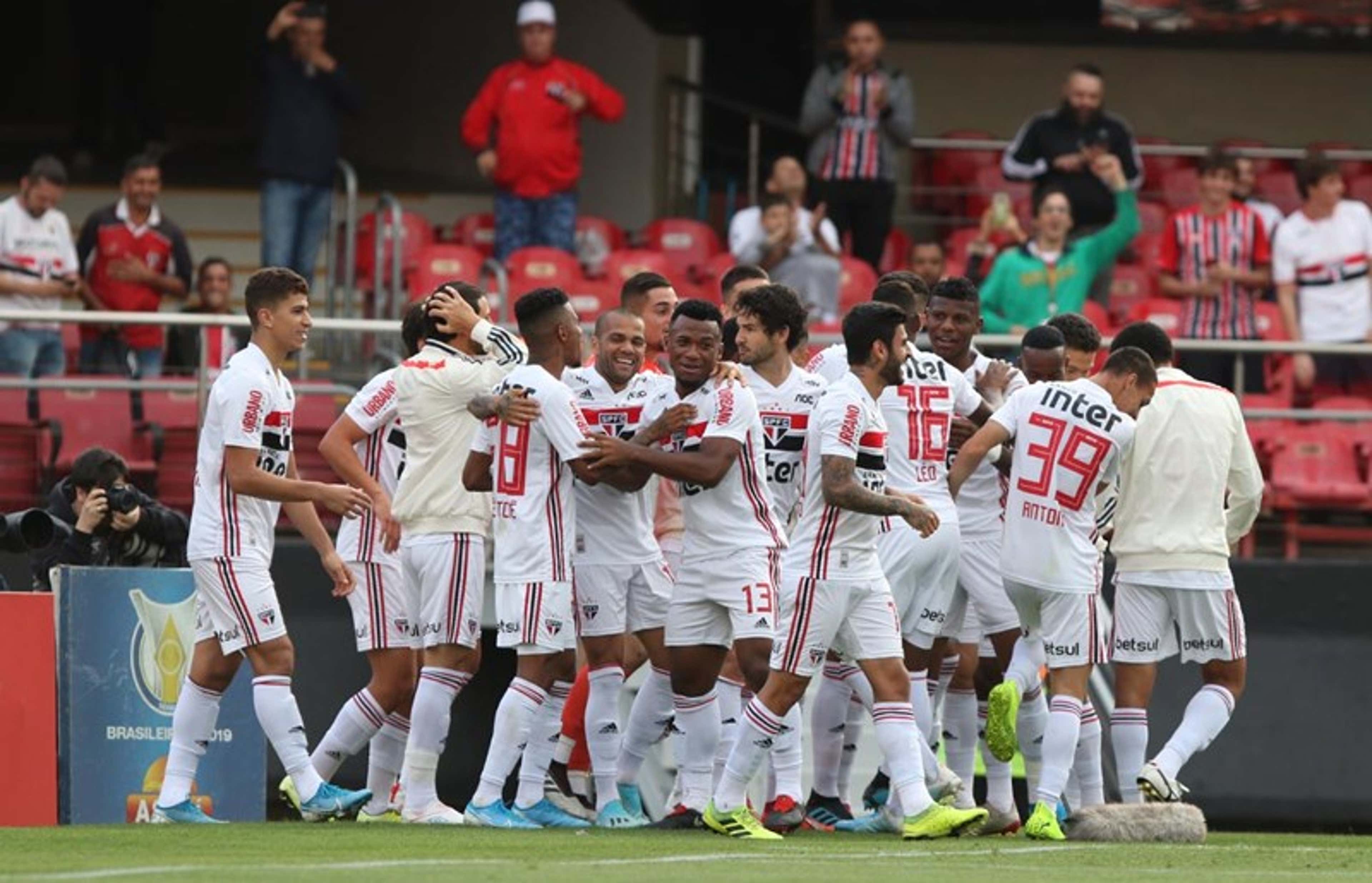 Jogadores do São Paulo comemoram vitória no Morumb