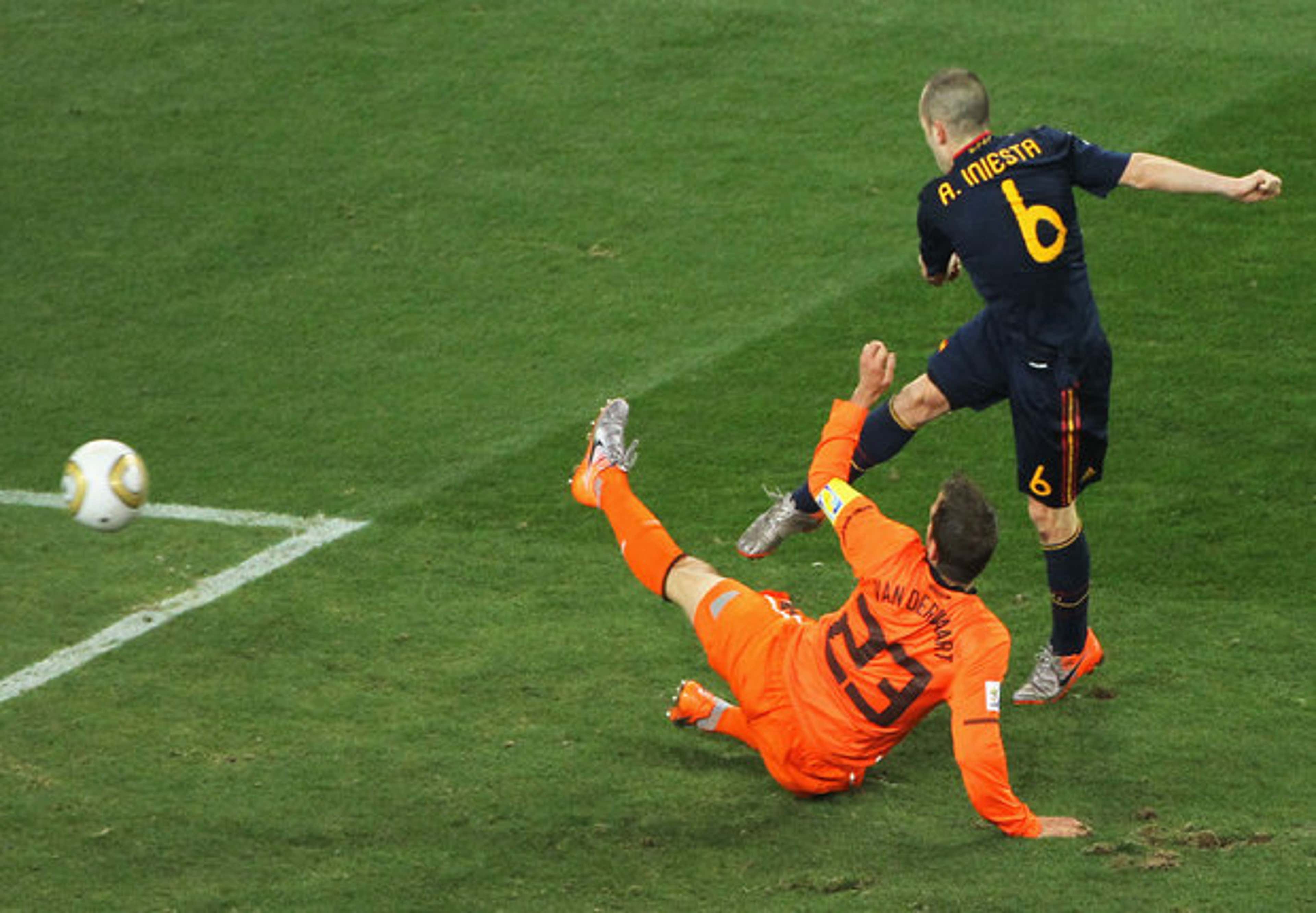 Van der Vaart Iniesta Netherlands Spain 2010