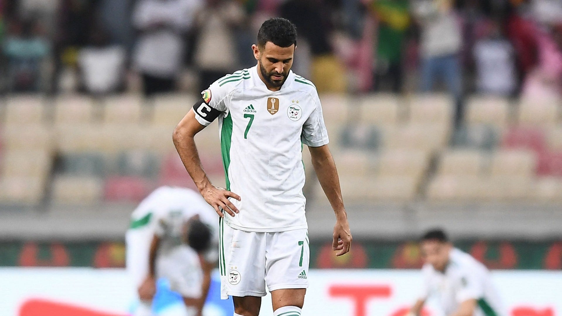 محرز يعتذر لجمهور الجزائر: لم نكن في المستوى، وسنجعلكم فخورين بنا مجددًا |  العربية Goal.com