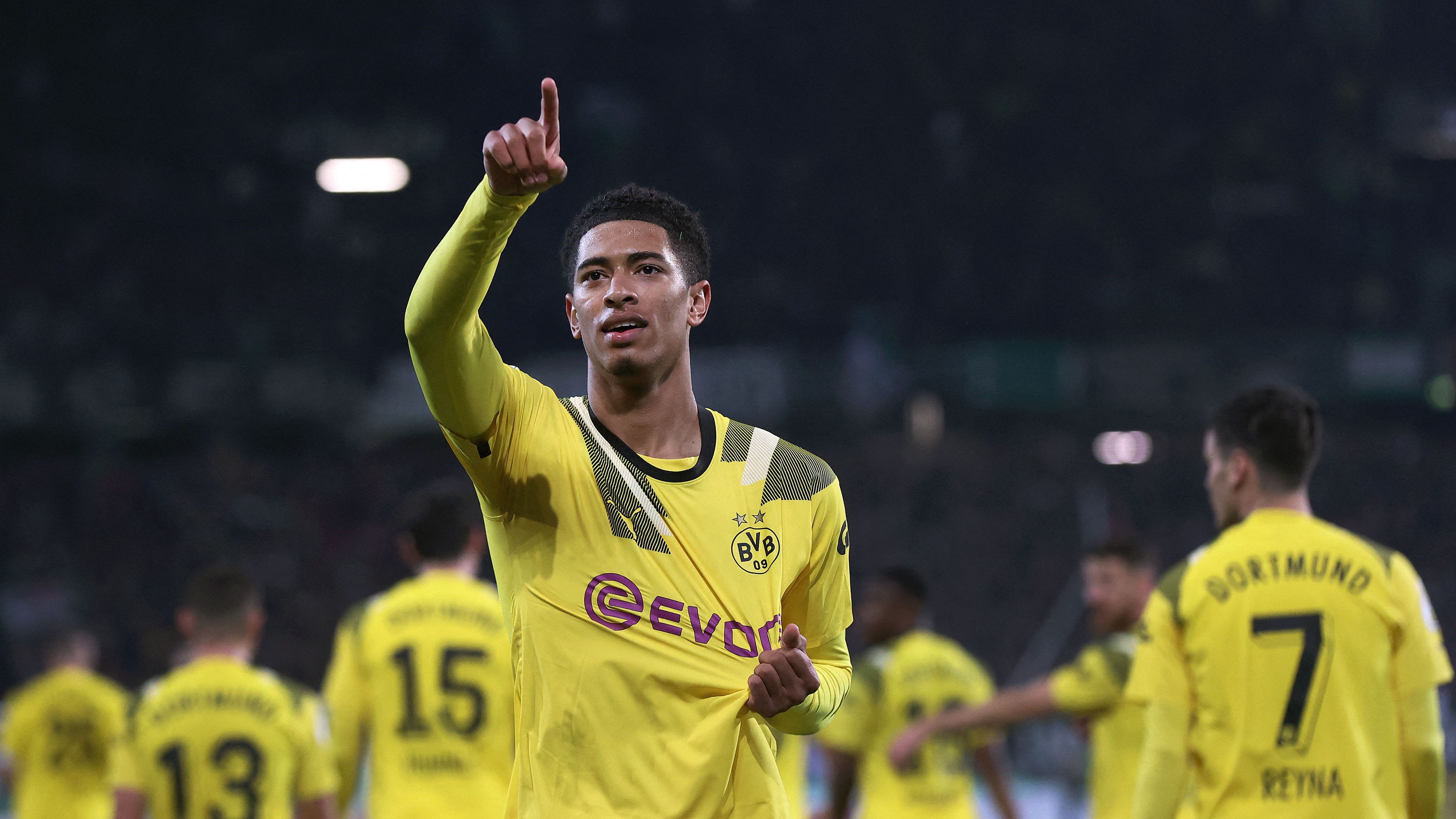 Borussia Dortmund goleia o Frankfurt e assume liderança da Bundesliga, futebol alemão