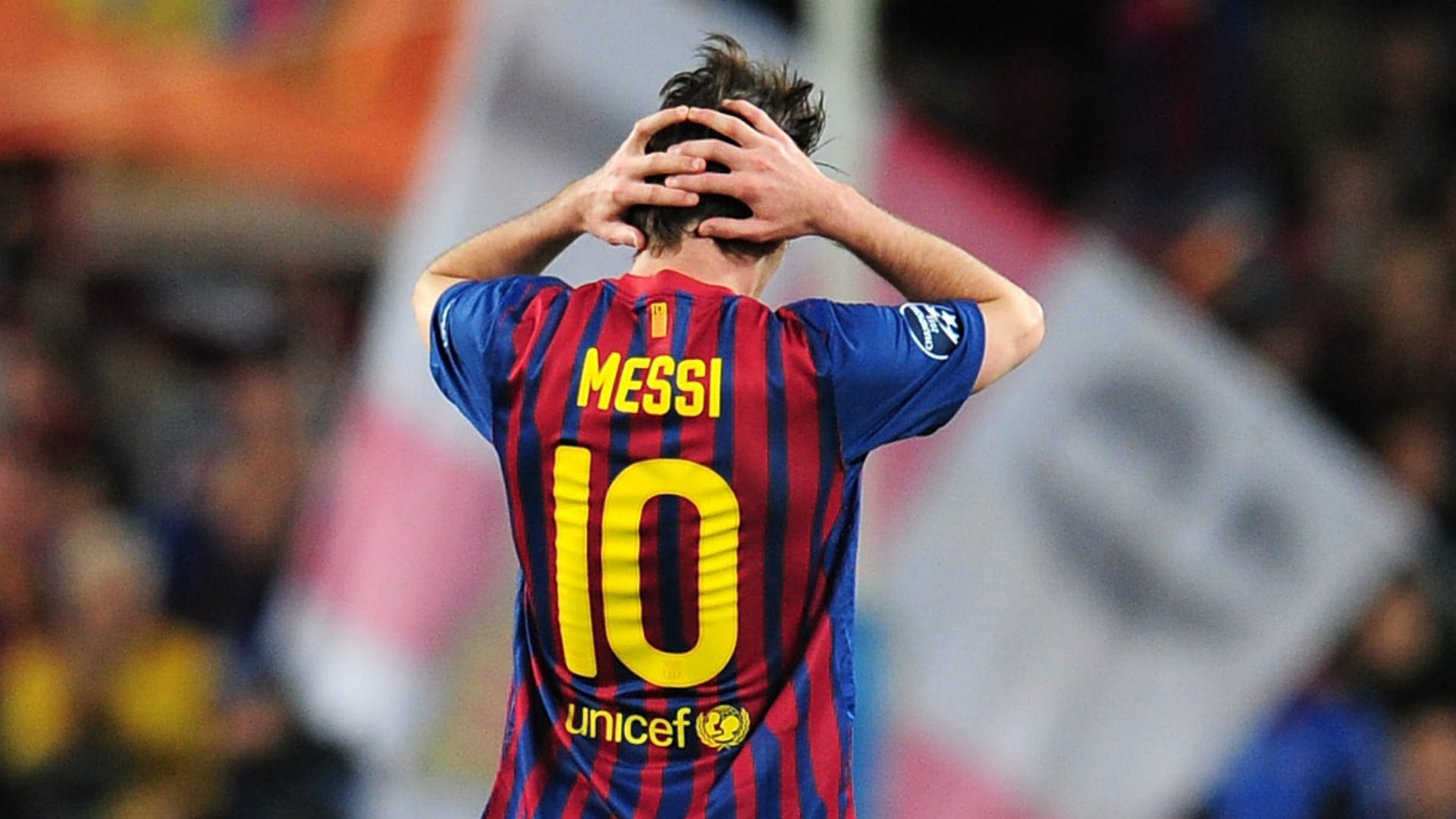 Sự nghiệp bóng đá của Messi đang trong cơn bão gió lớn khi anh khóc trên sân. Hãy xem hình ảnh này để hiểu rõ hơn về tâm trạng và cố gắng của ngôi sao này trong các trận đấu quan trọng.