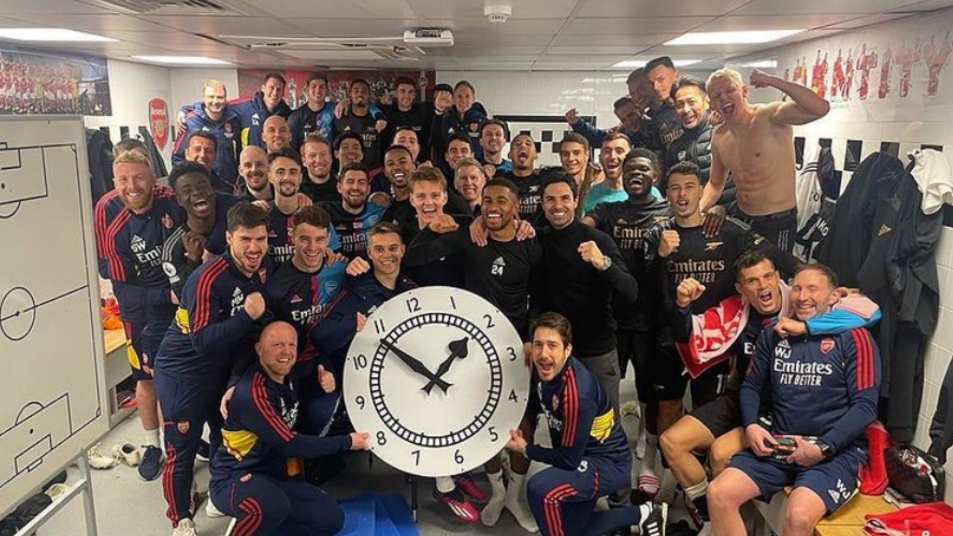 Arsenal-squad-post-Fulham-Clock-End-clock-replica