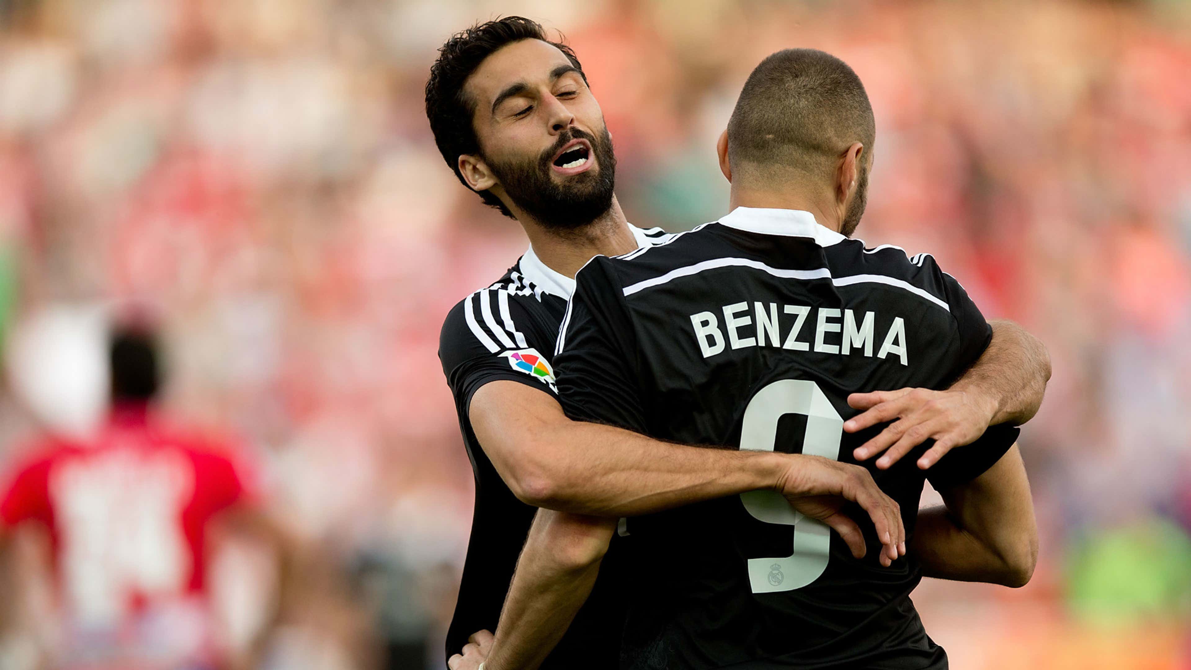 Álvaro Arbeloa felicitando a Karim Benzema por su anotación al Granada