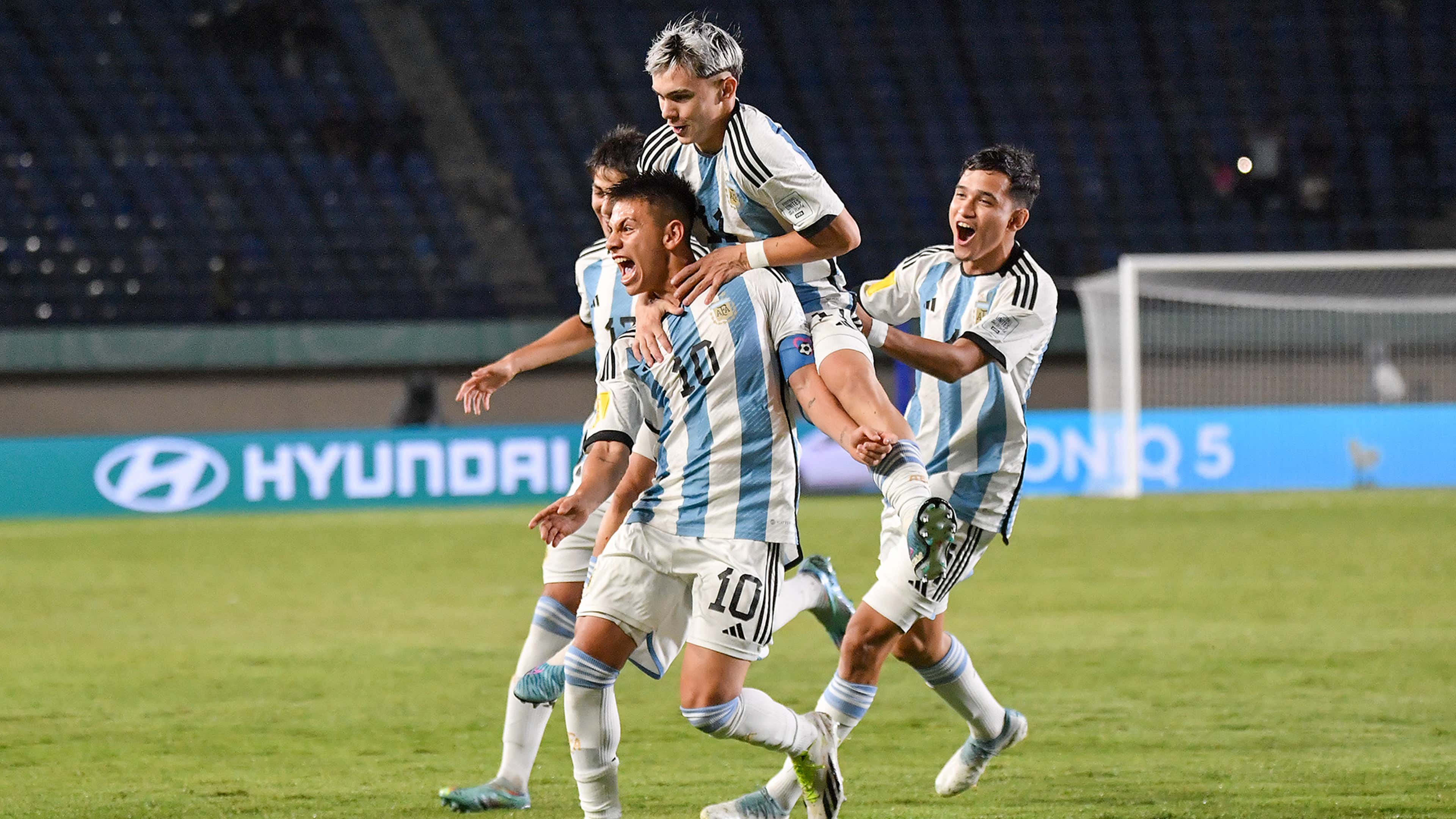 Com três de Echeverri, Brasil perde para Argentina e está