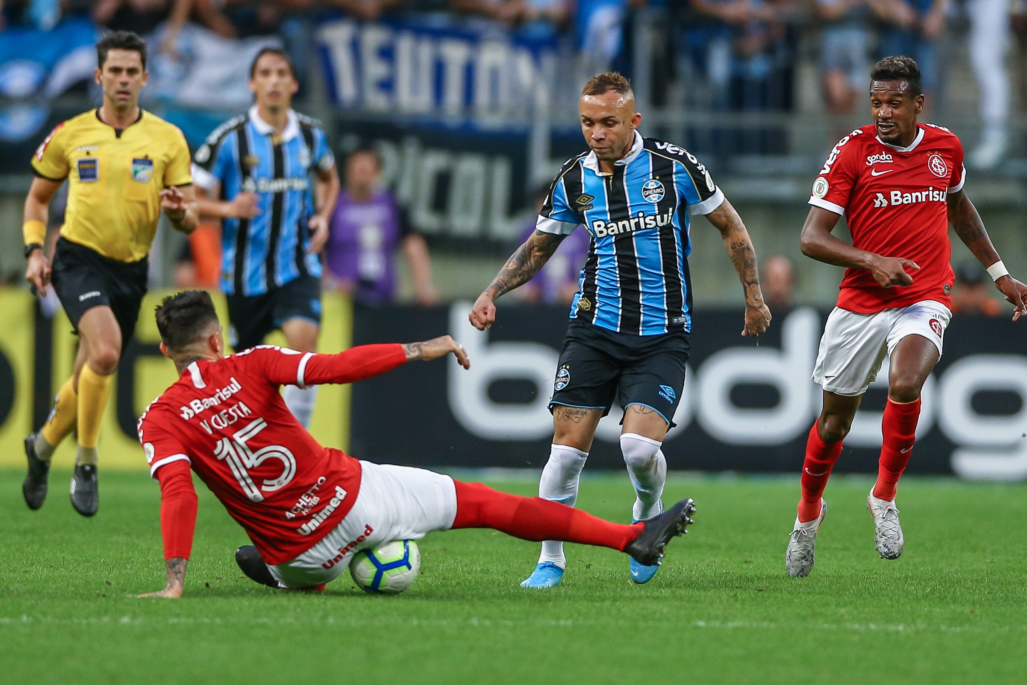 Inter bate o Grêmio por 3 a 2 em jogão e cura ressaca pós-Libertadores